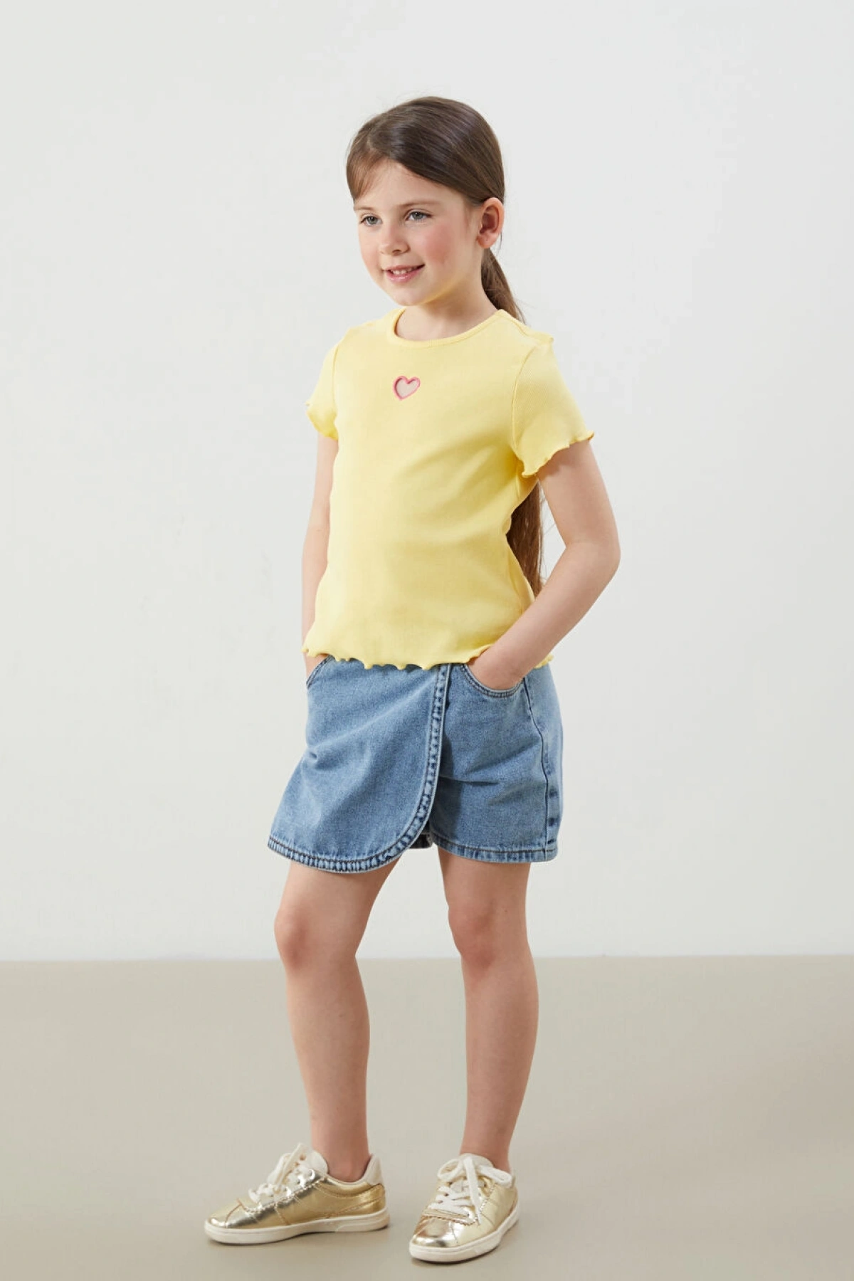 LCW Kids Bisiklet Yaka Nakışlı Kaşkorse Kız Bebek Tişört