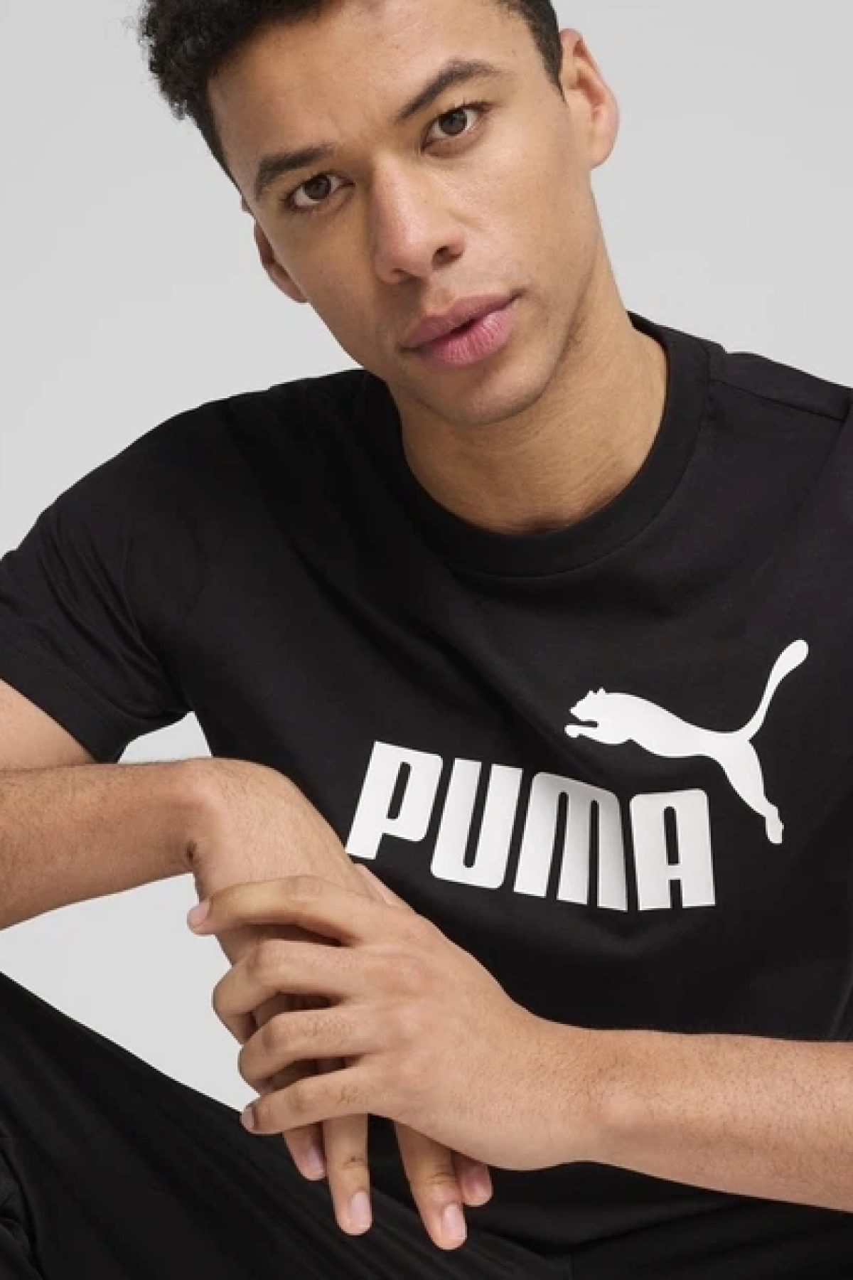 Erkek uzun pamuklu tişört Puma Ess No. 1 Logo Tee Siyah baskılı