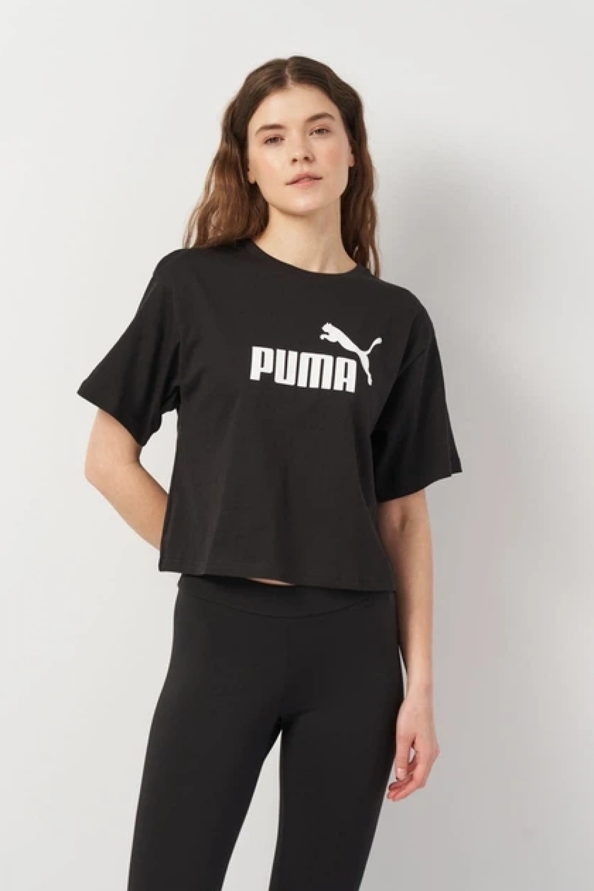Kadın pamuklu tişört Puma Ess Cropped No. 1 Logo Relaxed Tee SİYAH
