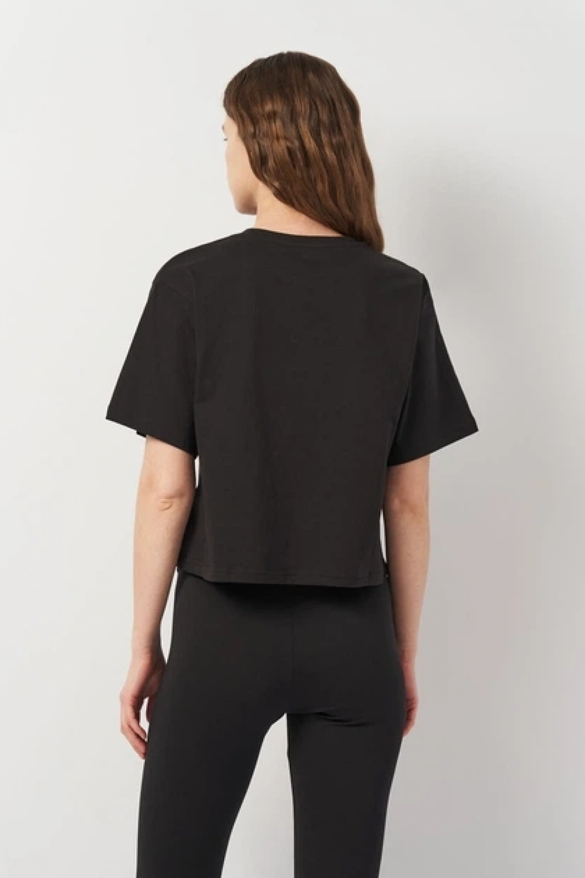 Kadın pamuklu tişört Puma Ess Cropped No. 1 Logo Relaxed Tee SİYAH