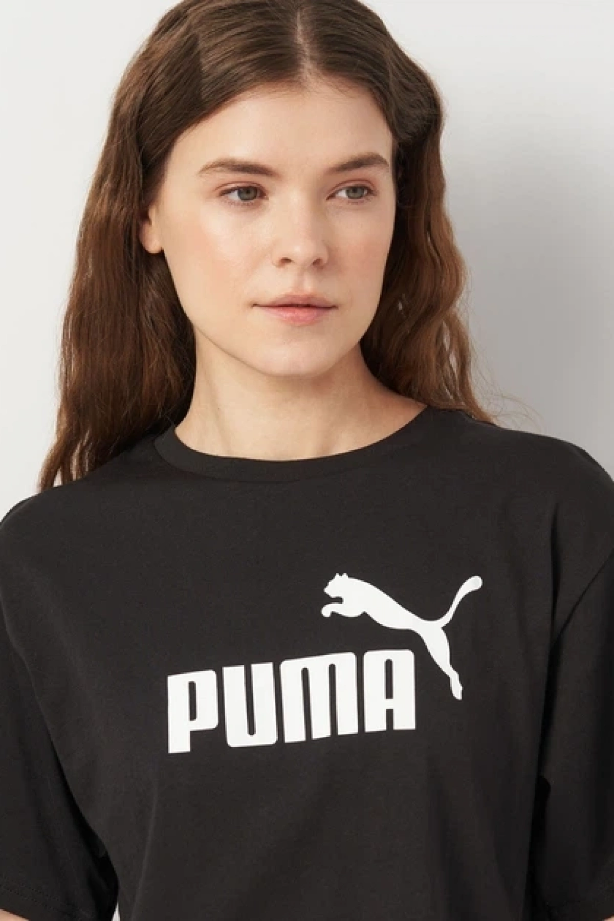 Kadın pamuklu tişört Puma Ess Cropped No. 1 Logo Relaxed Tee SİYAH