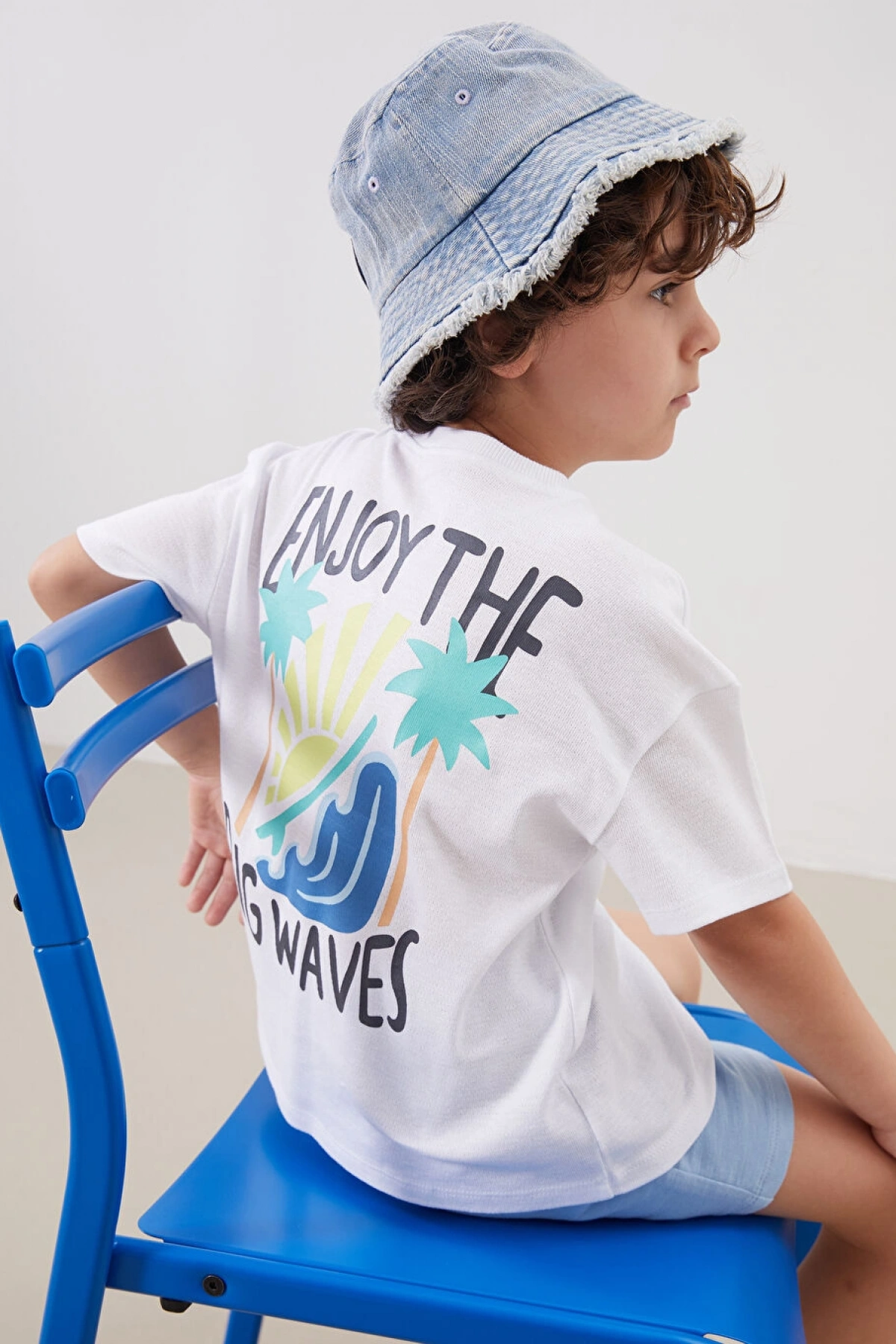 LCW Kids Beyaz Bisiklet Yaka Baskılı Erkek Çocuk Tişört