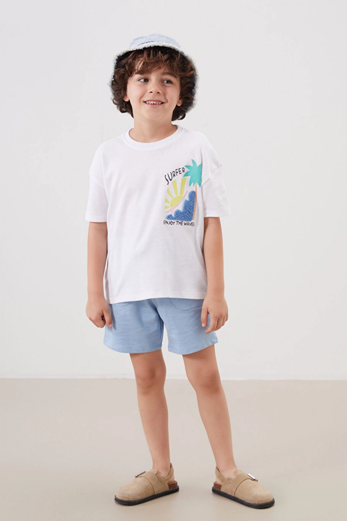 LCW Kids Beyaz Bisiklet Yaka Baskılı Erkek Çocuk Tişört