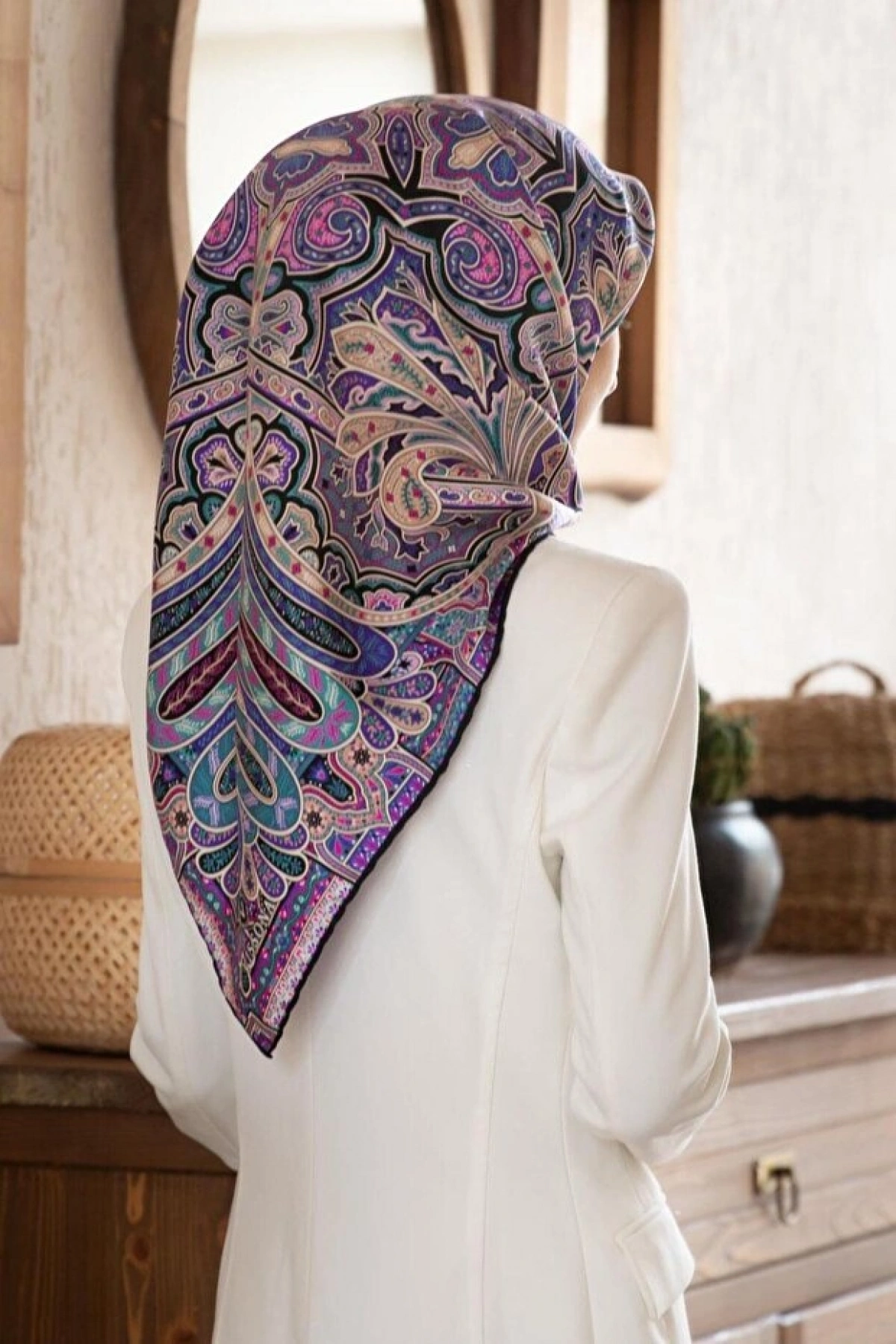 Vissona 100% Twill İpek Etnik Desenli Mor - Petrol Yeşili Renkli 90x90 Dikim Şekli : El Dikişi Eşarp