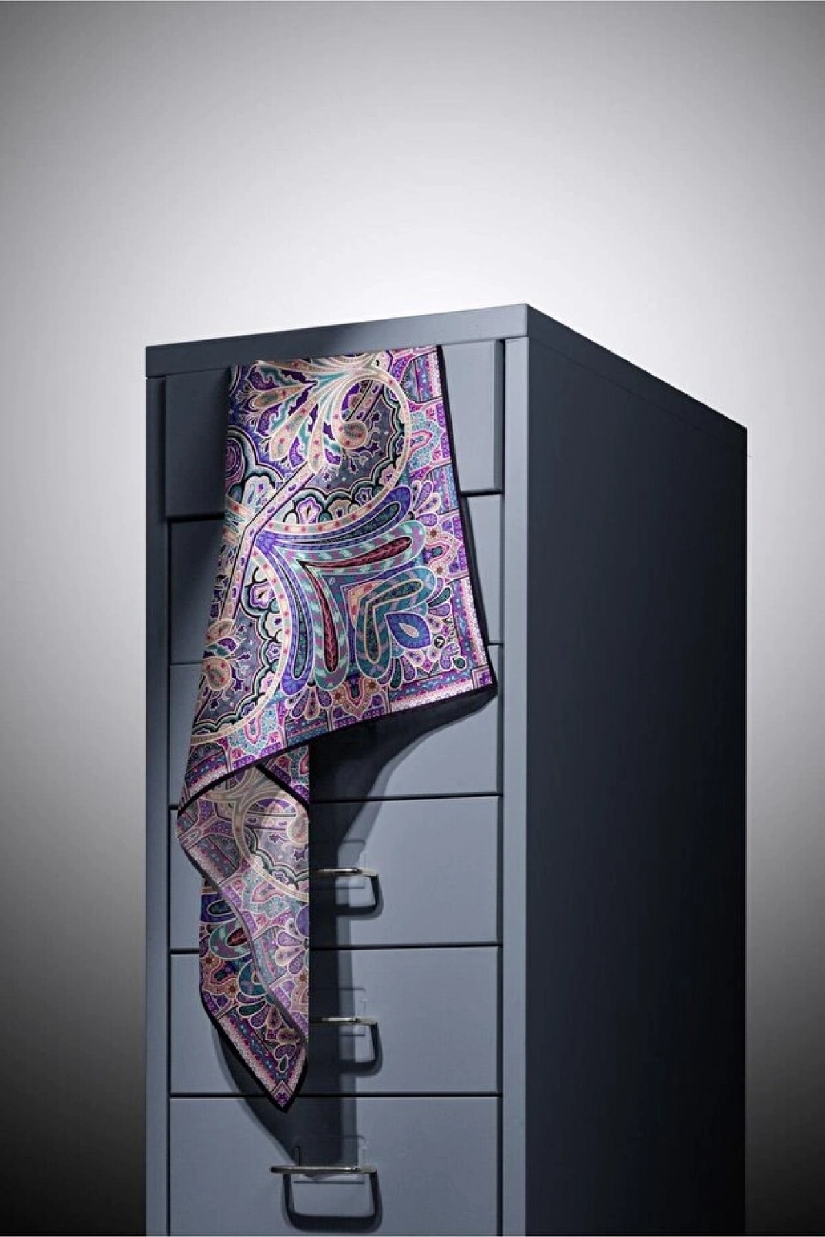 Vissona 100% Twill İpek Etnik Desenli Mor - Petrol Yeşili Renkli 90x90 Dikim Şekli : El Dikişi Eşarp