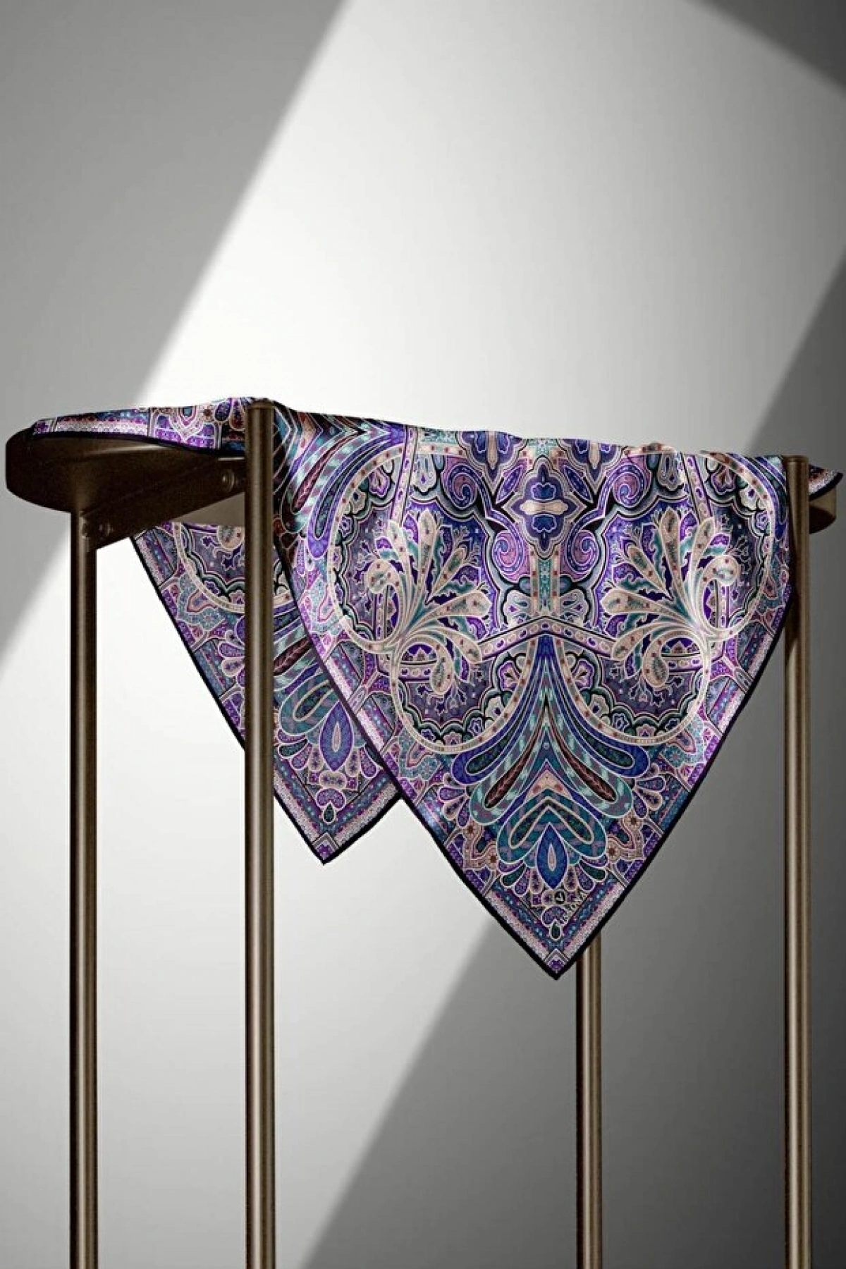 Vissona 100% Twill İpek Etnik Desenli Mor - Petrol Yeşili Renkli 90x90 Dikim Şekli : El Dikişi Eşarp