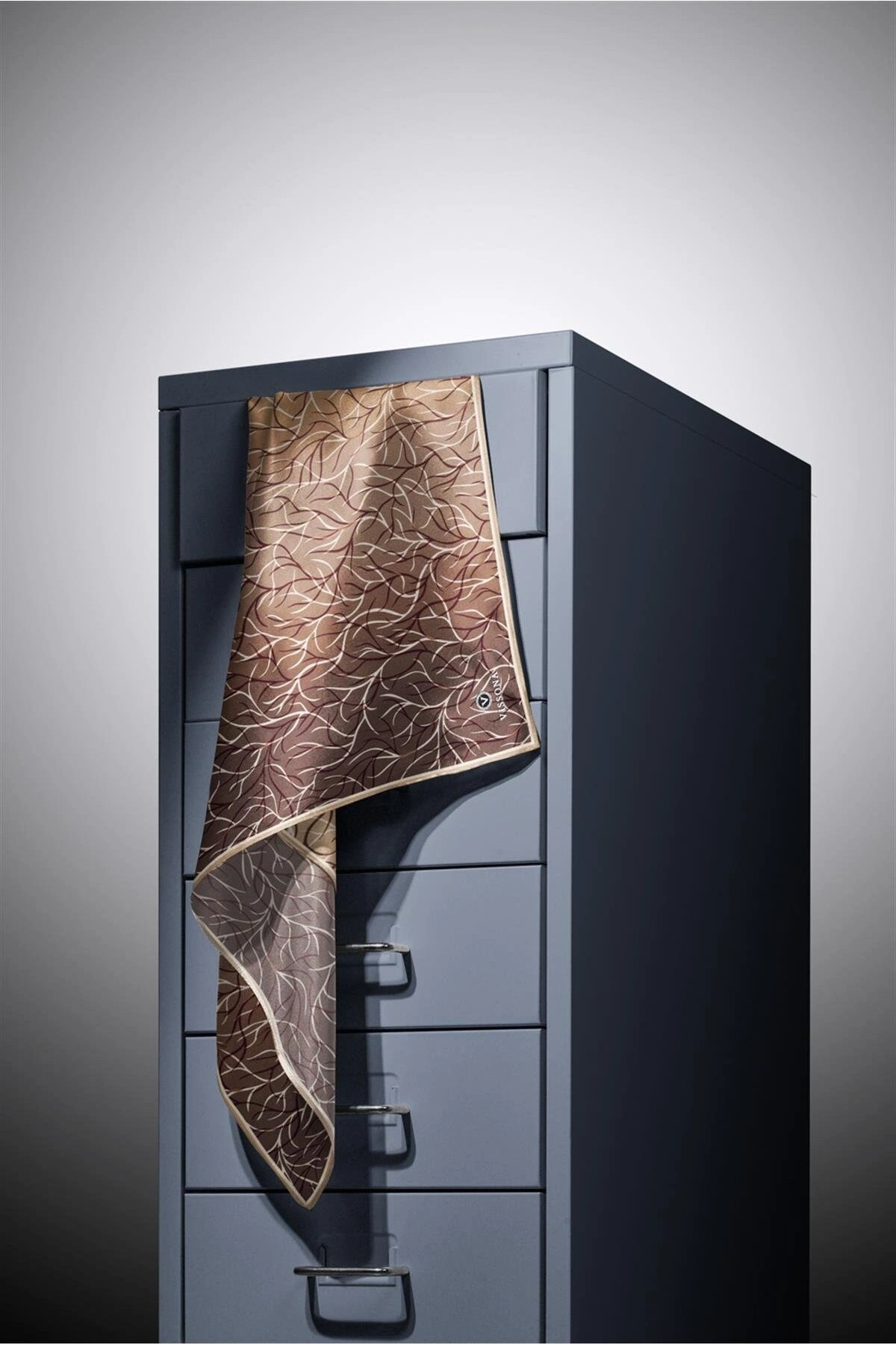 Vissona %100 Twill İpek Degrade Desenli Taş Renkli 90x90 Eşarp Dikim Şekli : El Dikişi