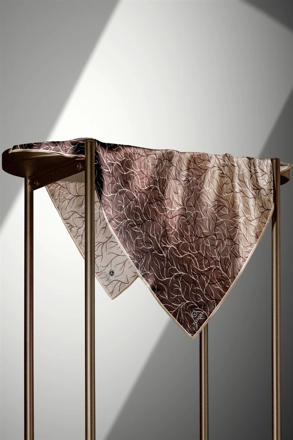 Vissona %100 Twill İpek Degrade Desenli Taş Renkli 90x90 Eşarp Dikim Şekli : El Dikişi