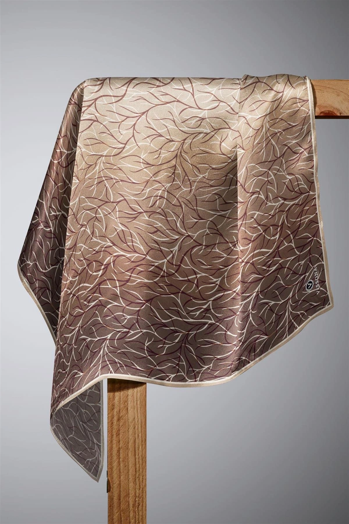 Vissona %100 Twill İpek Degrade Desenli Taş Renkli 90x90 Eşarp Dikim Şekli : El Dikişi