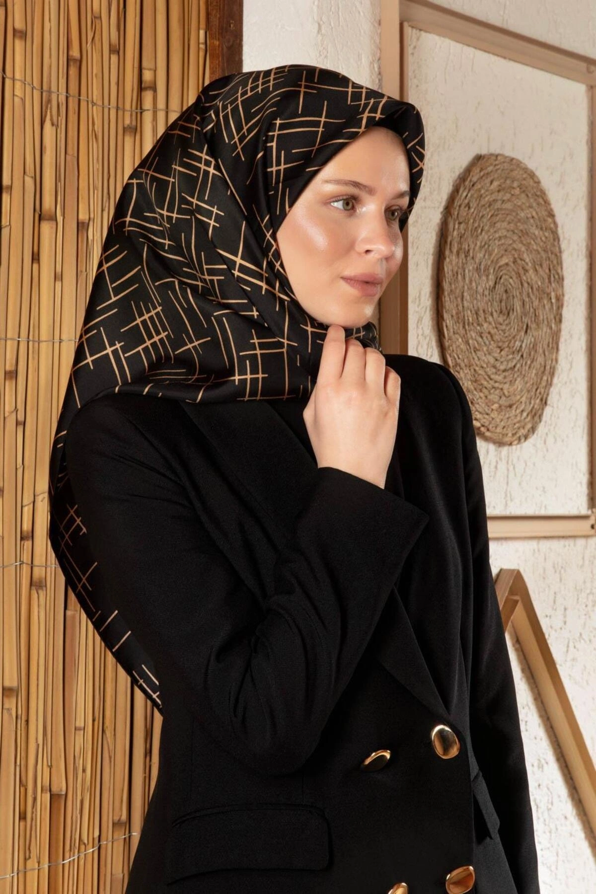 Vissona %100 Twill İpek Çizgi Desenli Siyah - Gold Renkli 90x90 Eşarp Dikim Şekli : El Dikişi