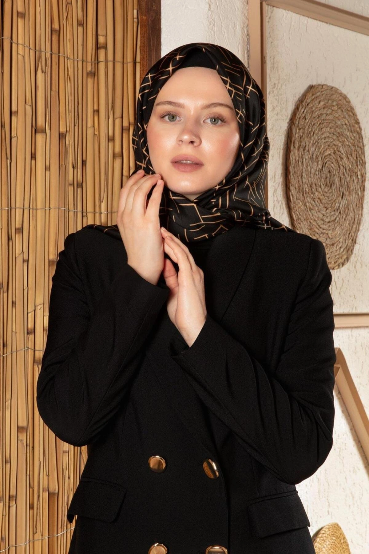 Vissona %100 Twill İpek Çizgi Desenli Siyah - Gold Renkli 90x90 Eşarp Dikim Şekli : El Dikişi