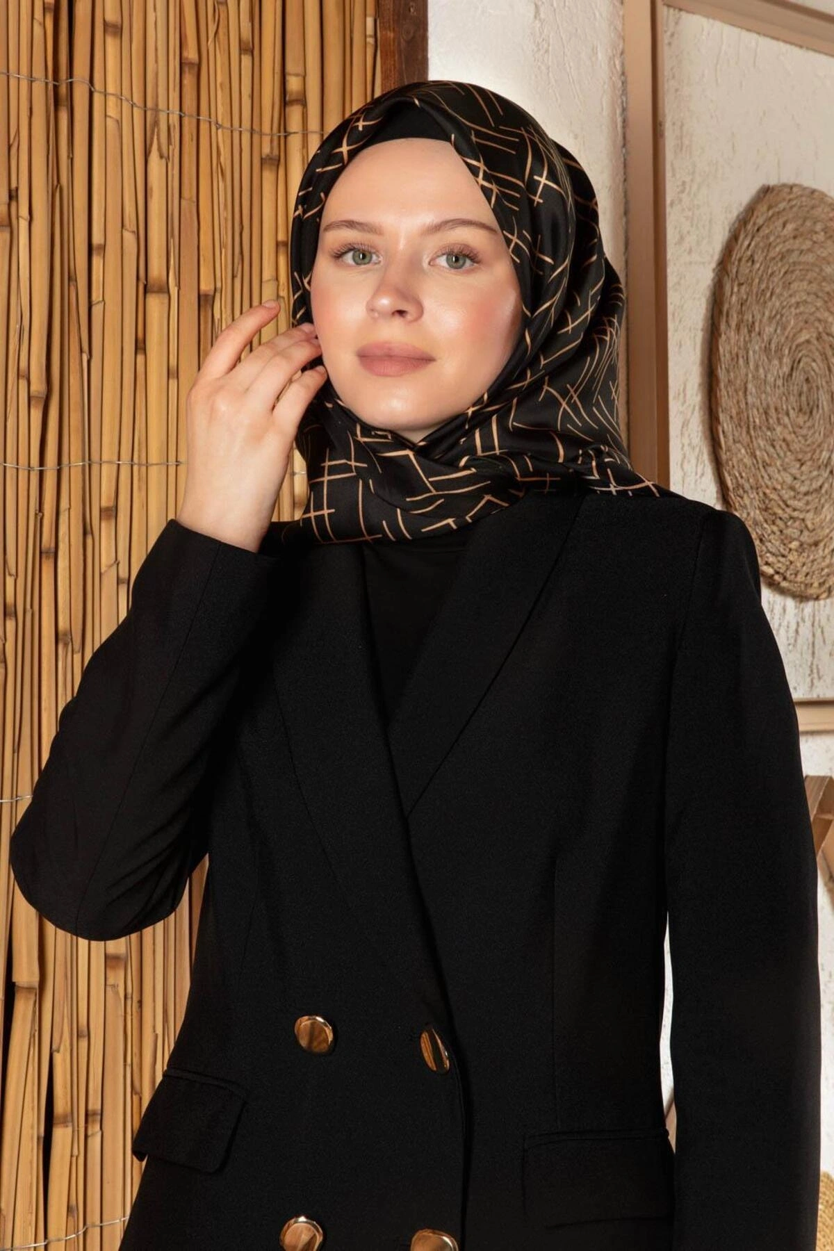 Vissona %100 Twill İpek Çizgi Desenli Siyah - Gold Renkli 90x90 Eşarp Dikim Şekli : El Dikişi