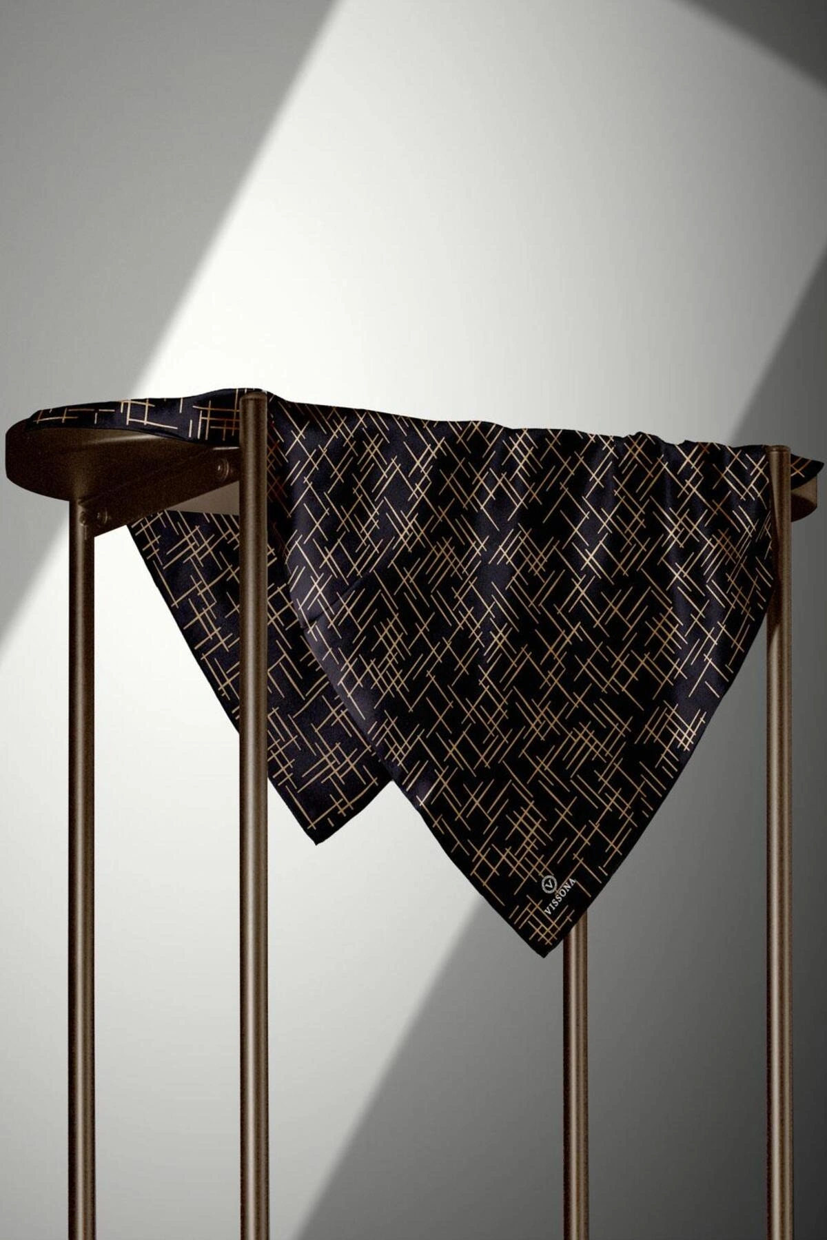 Vissona %100 Twill İpek Çizgi Desenli Siyah - Gold Renkli 90x90 Eşarp Dikim Şekli : El Dikişi