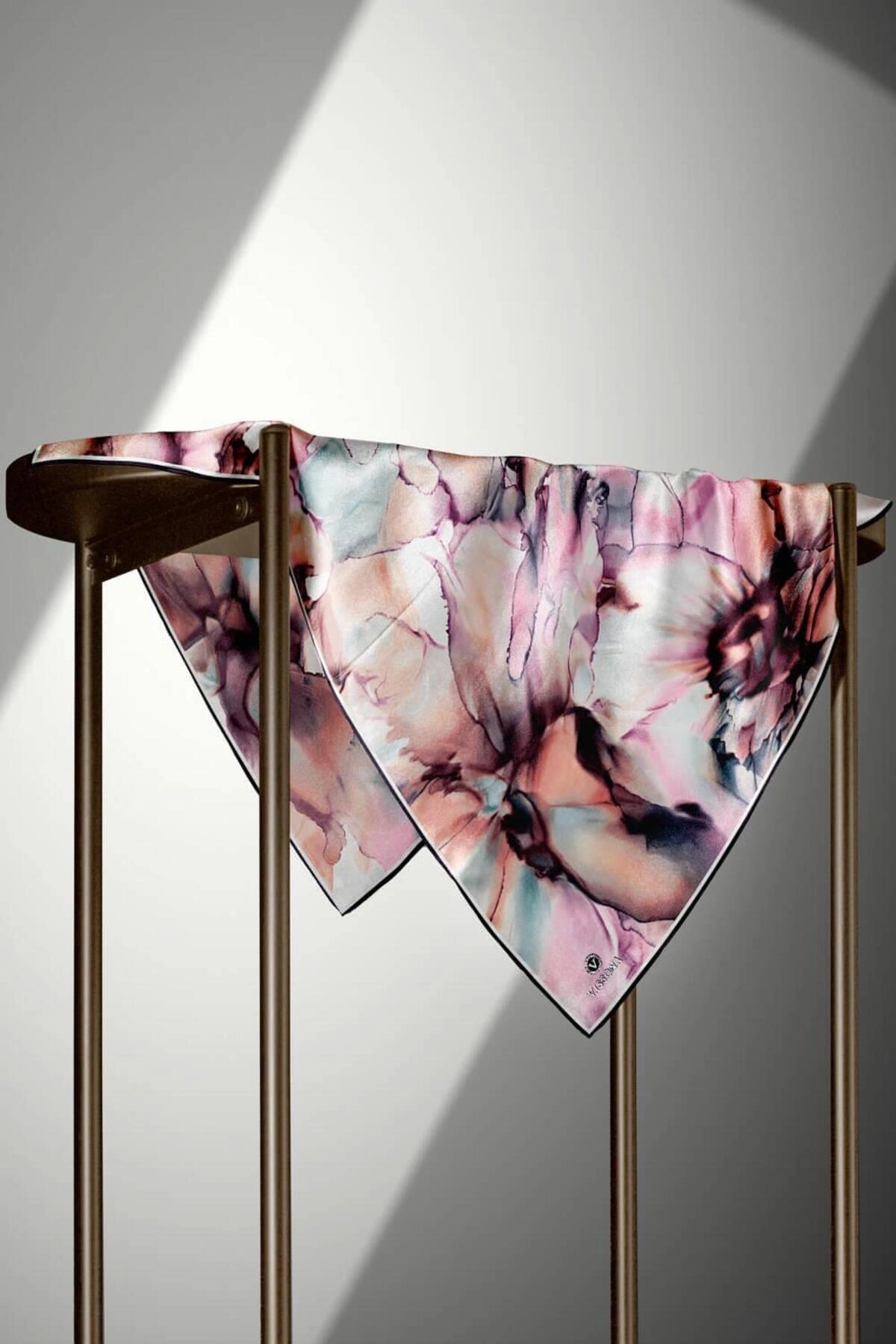 Vissona %100 Twill İpek Batik Çiçek Desenli Somon - Lila Renkli 90x90 Eşarp Kenar Dikiş Şekli El Dikişli