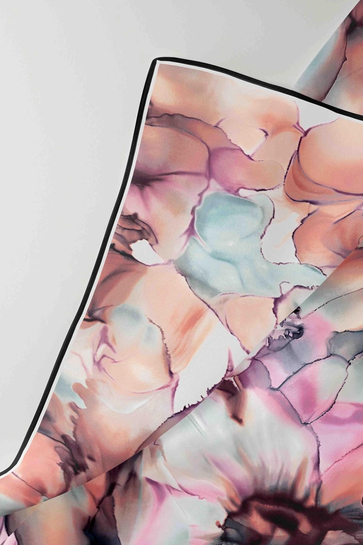 Vissona %100 Twill İpek Batik Çiçek Desenli Somon - Lila Renkli 90x90 Eşarp Kenar Dikiş Şekli El Dikişli