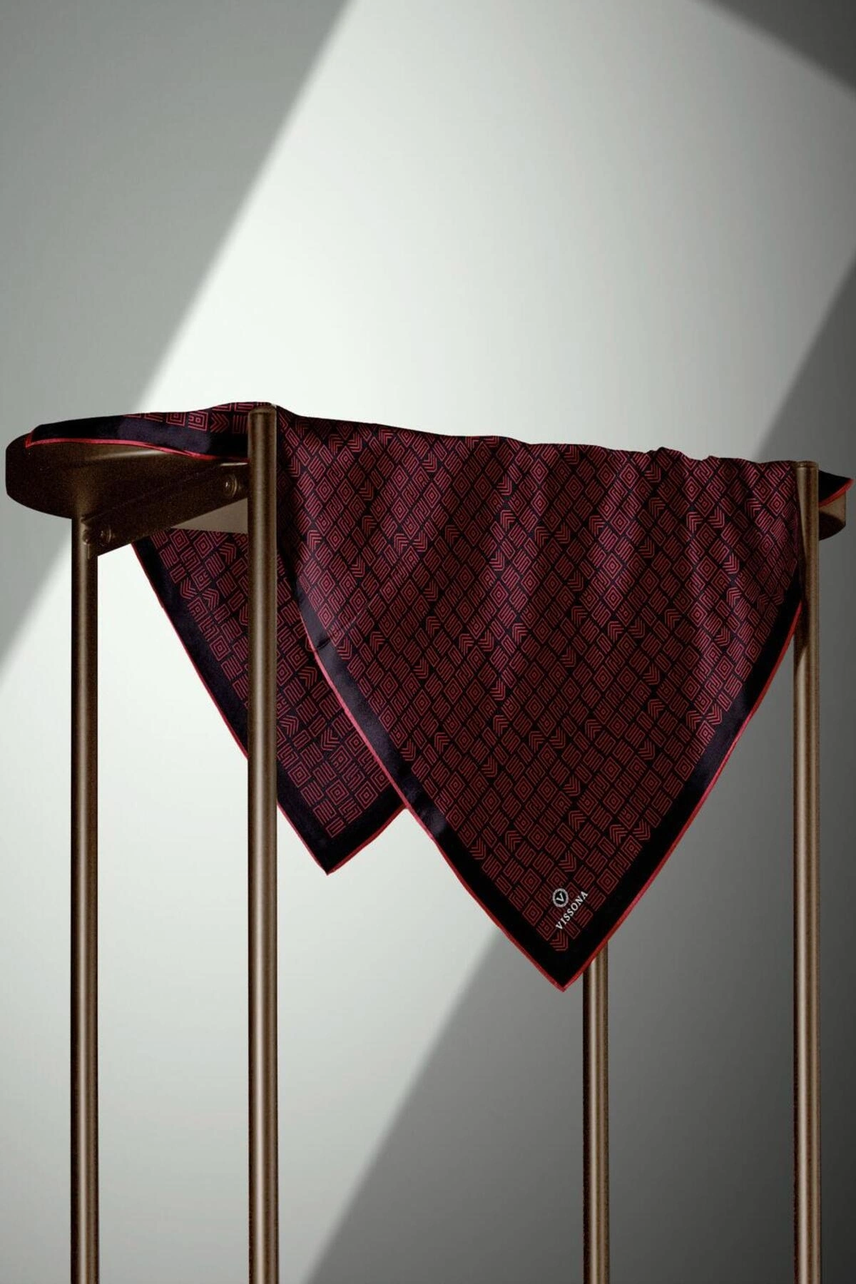 Vissona 100% Twill İpek Etnik Motif Desenli Siyah - Kırmızı Renkli 90x90 Dikim Şekli : El Dikişi Eşarp