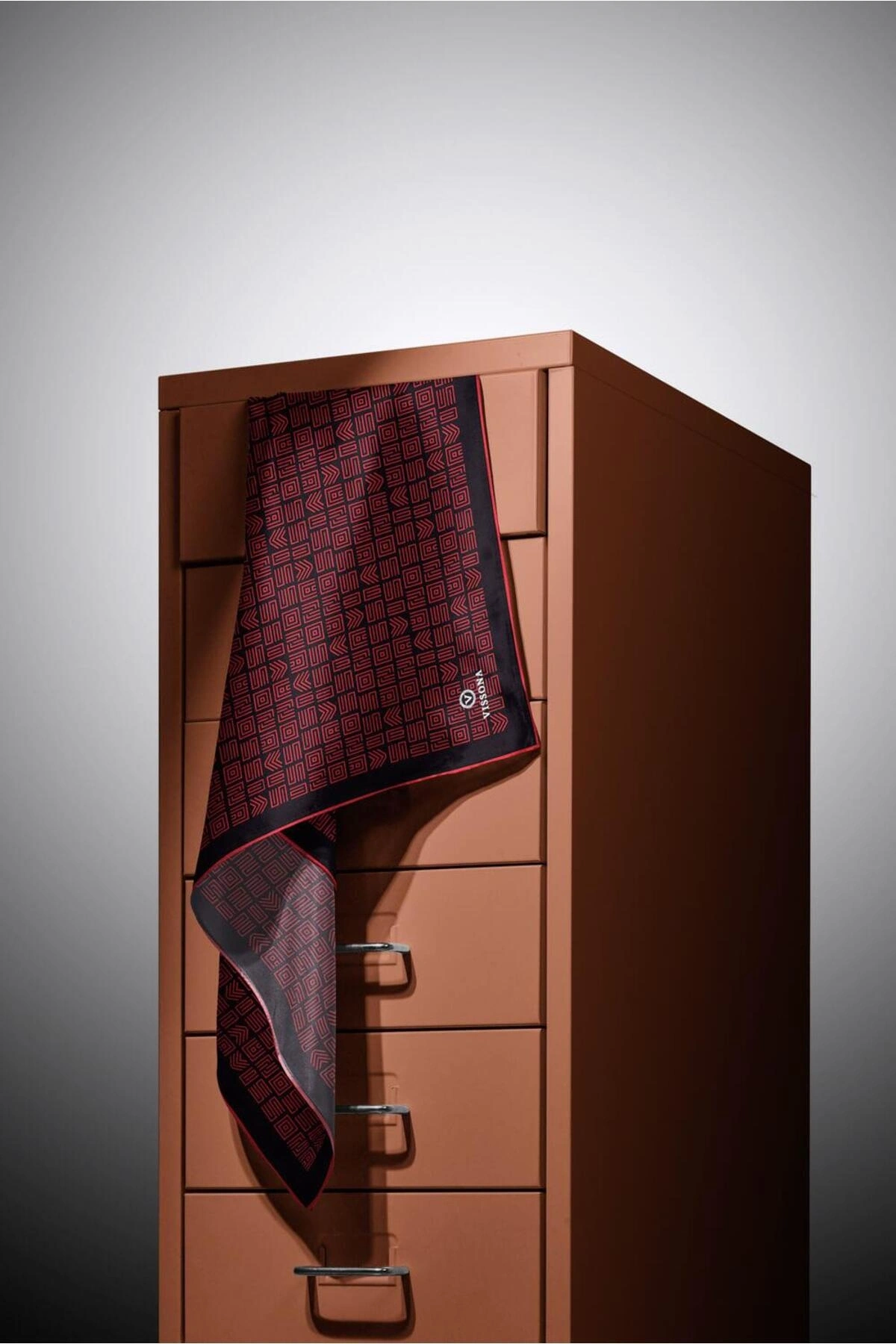 Vissona 100% Twill İpek Etnik Motif Desenli Siyah - Kırmızı Renkli 90x90 Dikim Şekli : El Dikişi Eşarp