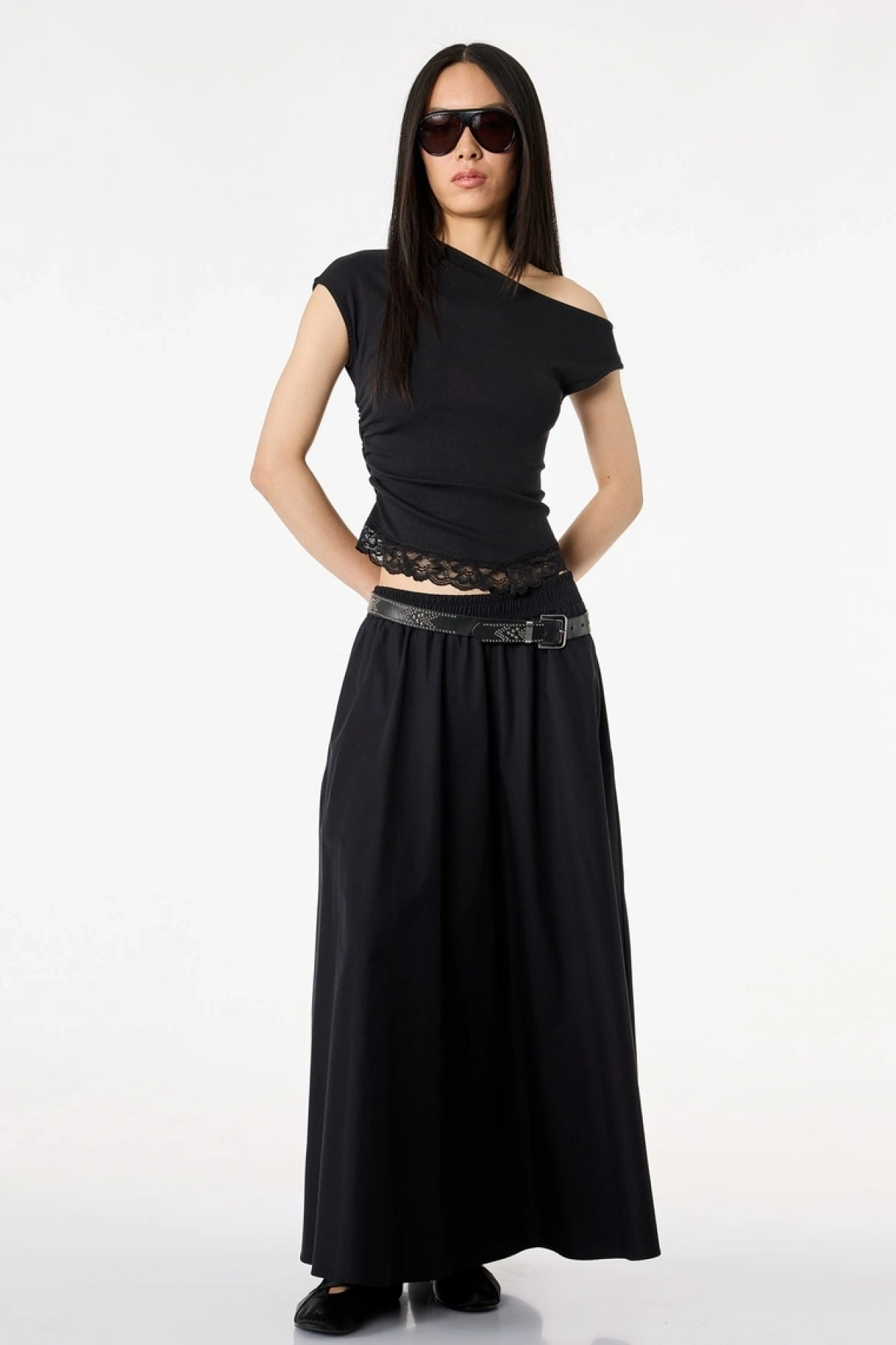 Koton Dantel Detaylı Kısa Kollu Asimetrik Yaka Drapeli Omzu Açık Tişört