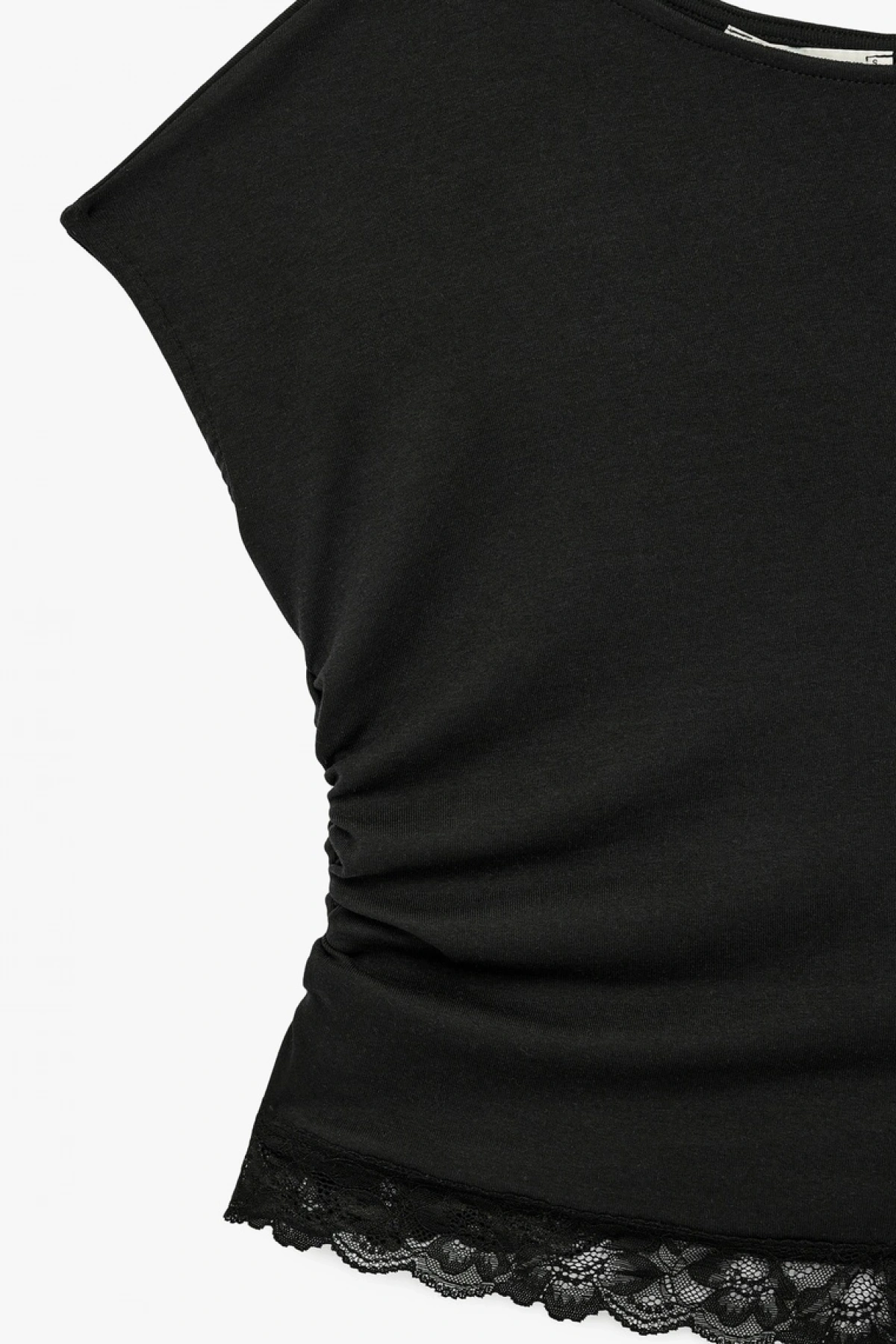 Koton Dantel Detaylı Kısa Kollu Asimetrik Yaka Drapeli Omzu Açık Tişört