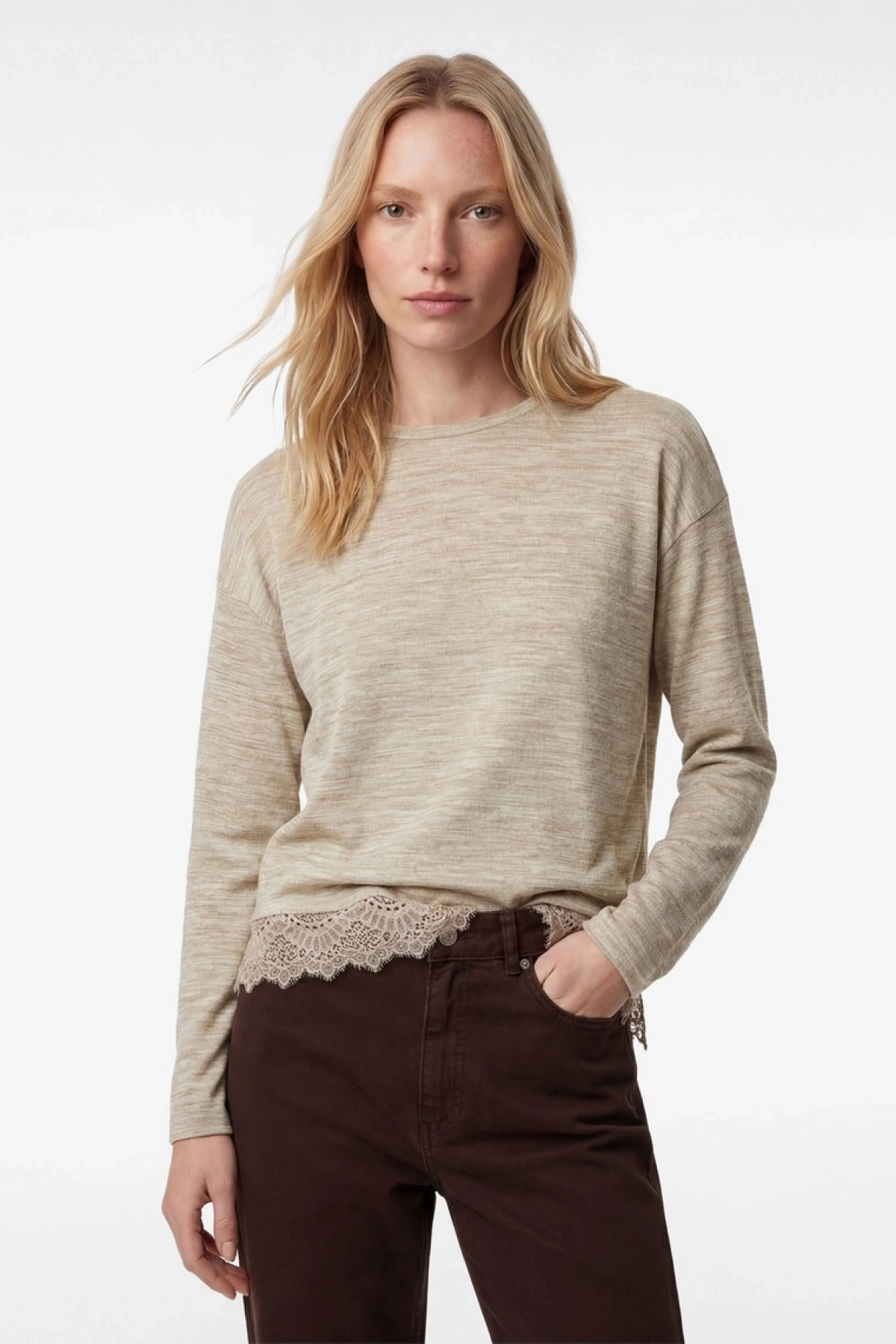 Koton Bisiklet Yaka Uzun Kollu Asimetrik Kesim Dantel Detaylı Tişört