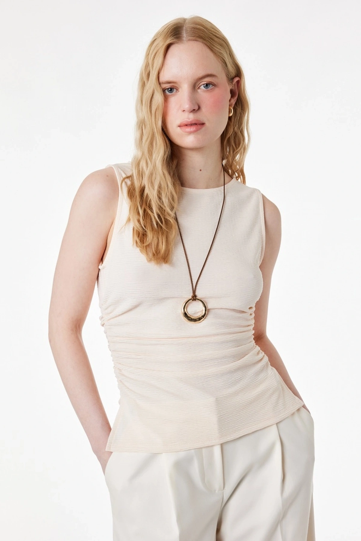 Koton Slim Fit Drape Detaylı Bisiklet Yaka Dokulu Kolsuz Bluz