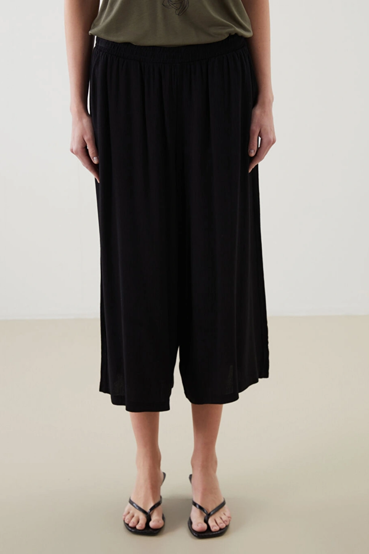 LCWAIKIKI Classic Siyah Beli Lastikli Kadın Kapri