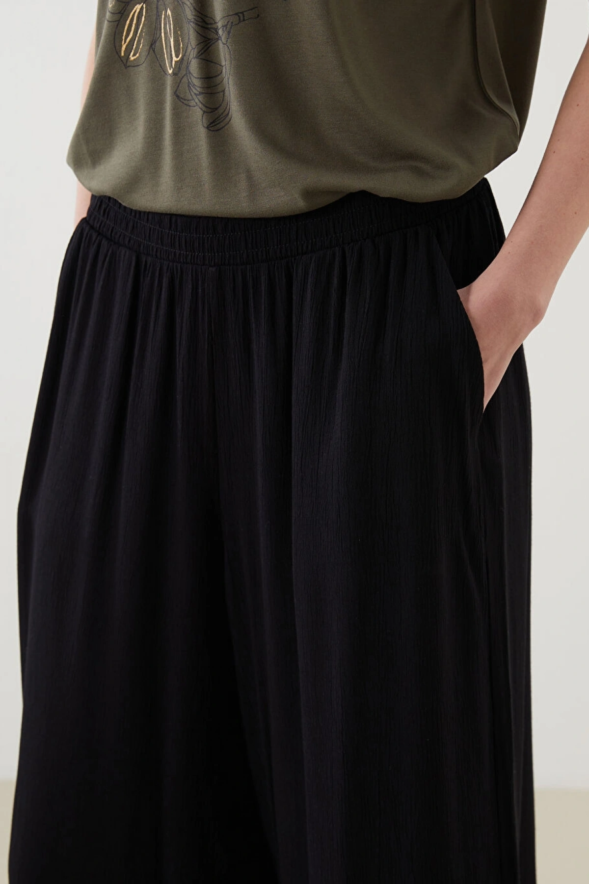 LCWAIKIKI Classic Siyah Beli Lastikli Kadın Kapri