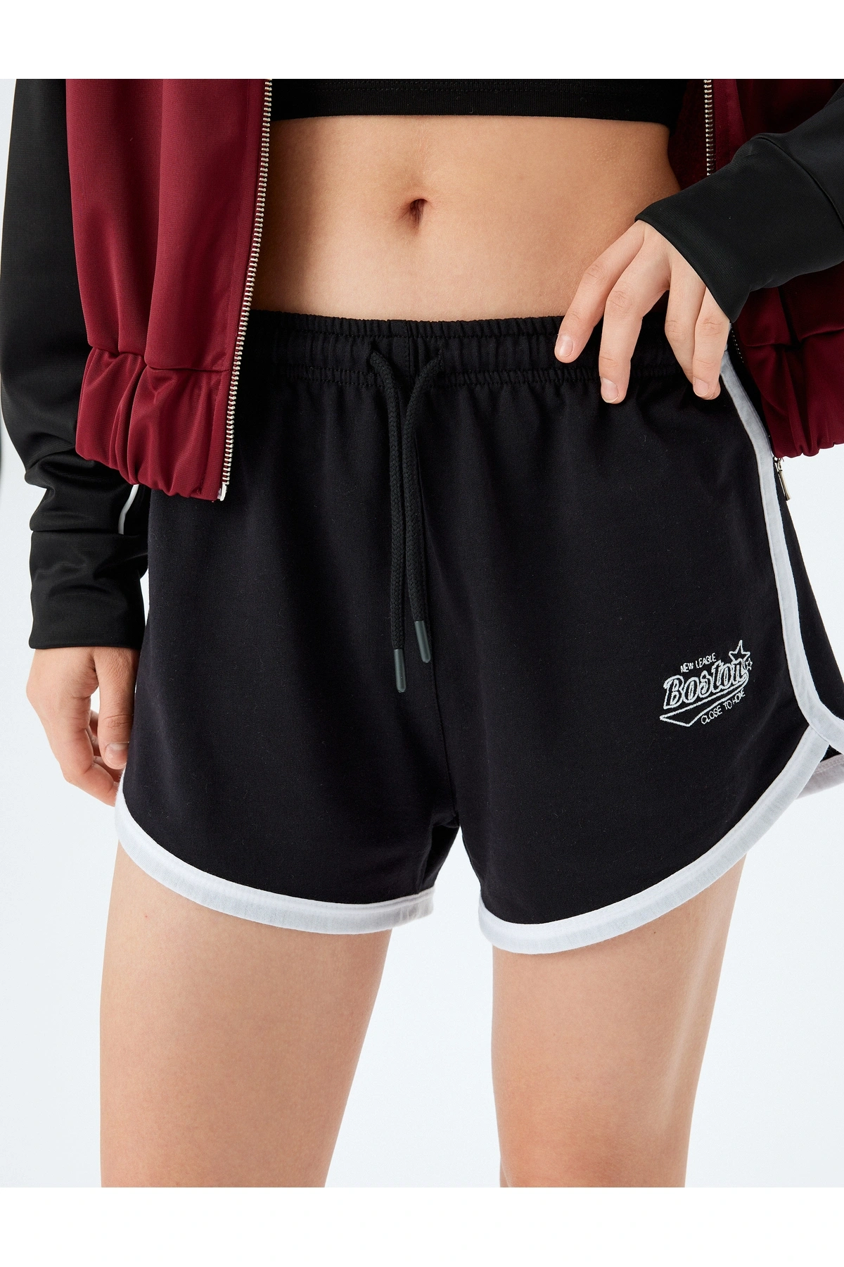 Koton Cep Detaylı Slogan Baskılı Beli Bağcıklı Biyeli Şort