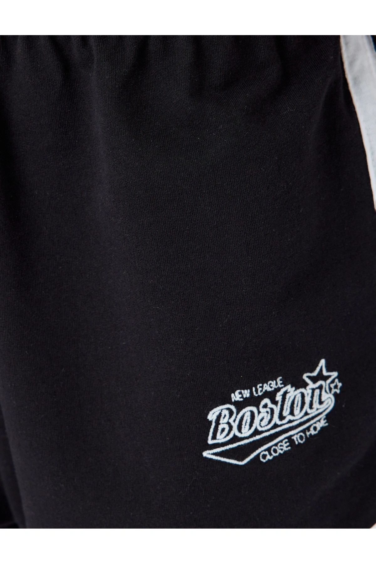 Koton Cep Detaylı Slogan Baskılı Beli Bağcıklı Biyeli Şort