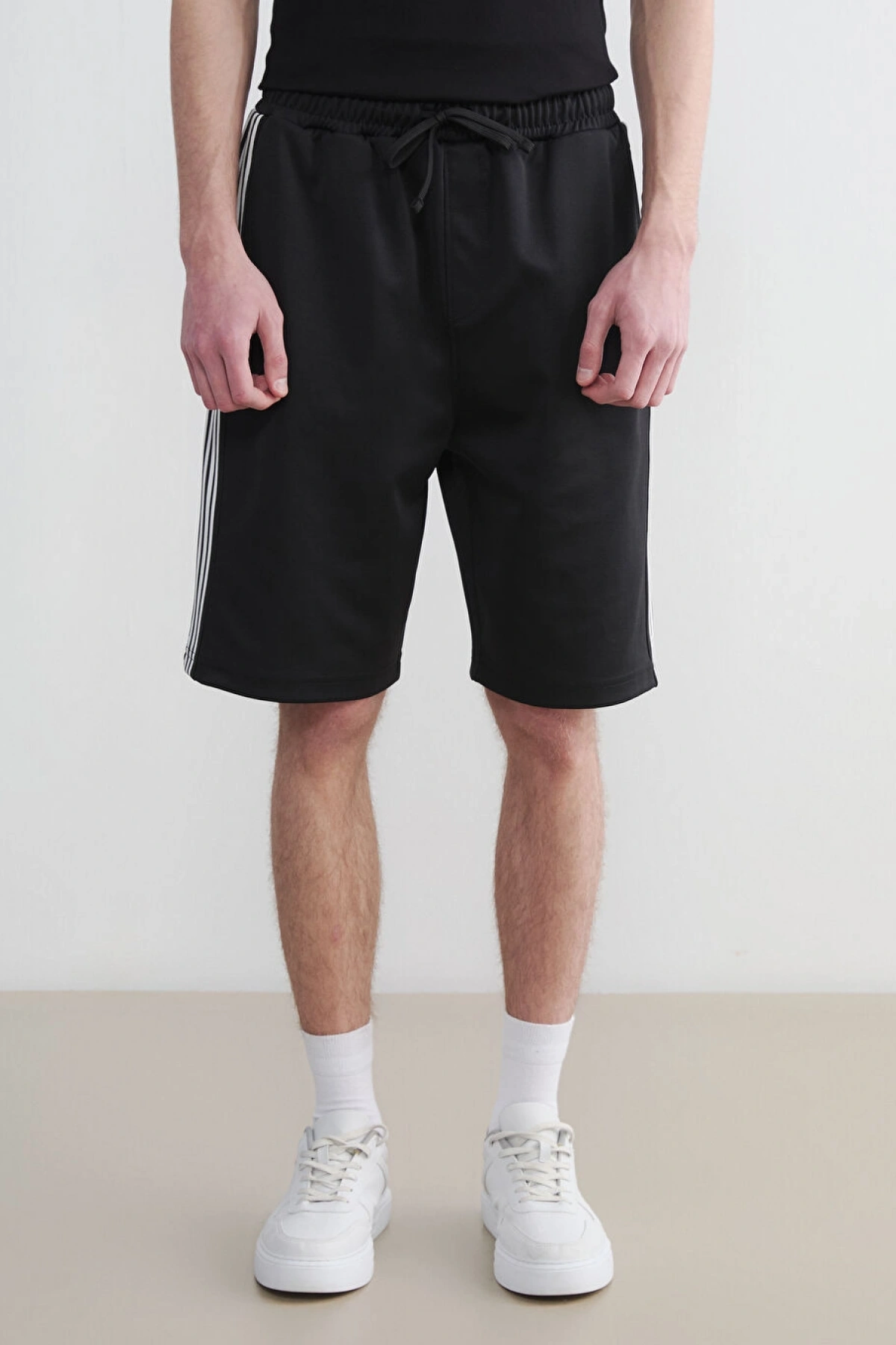 XSIDE Siyah Rahat Kalıp Erkek Şort