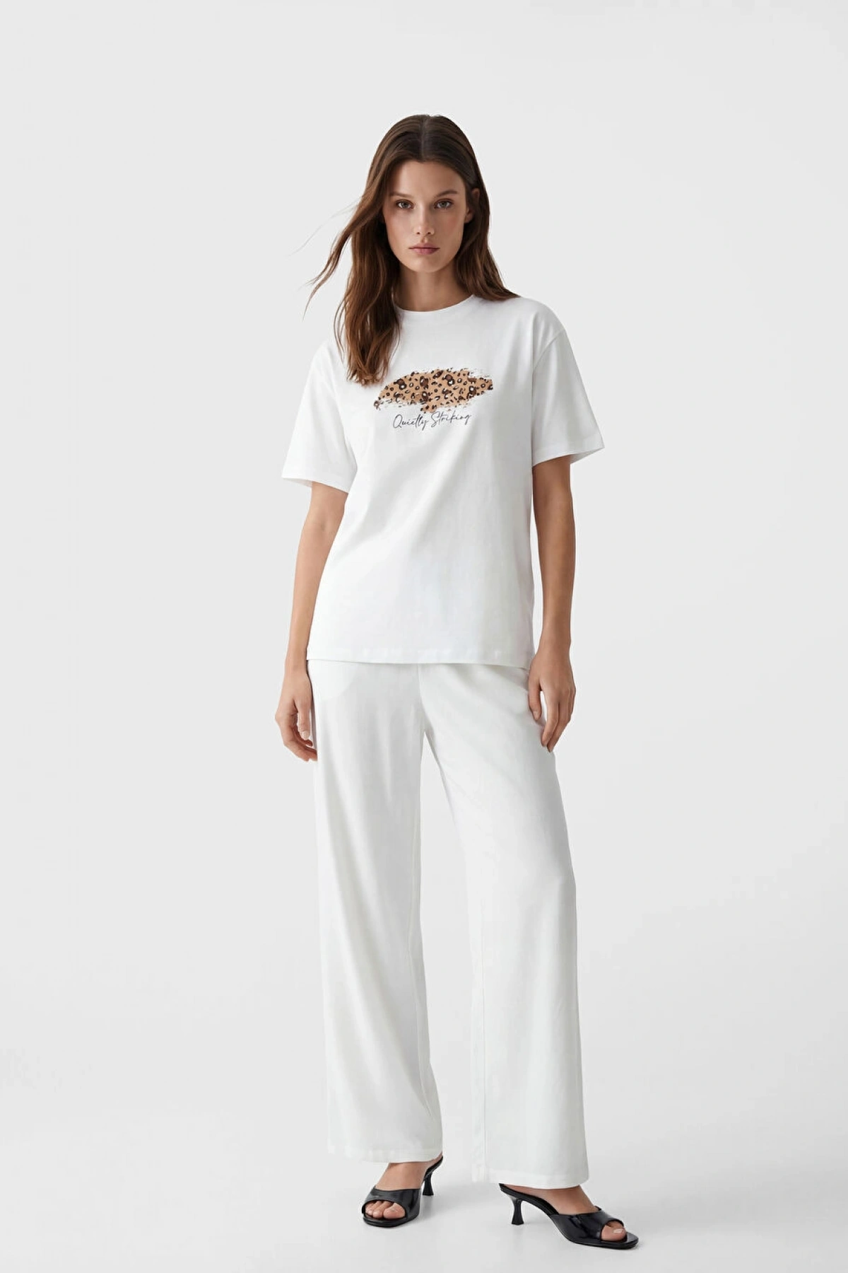 LCW Modest Ekru Bisiklet Yaka Baskılı Kadın Tişört