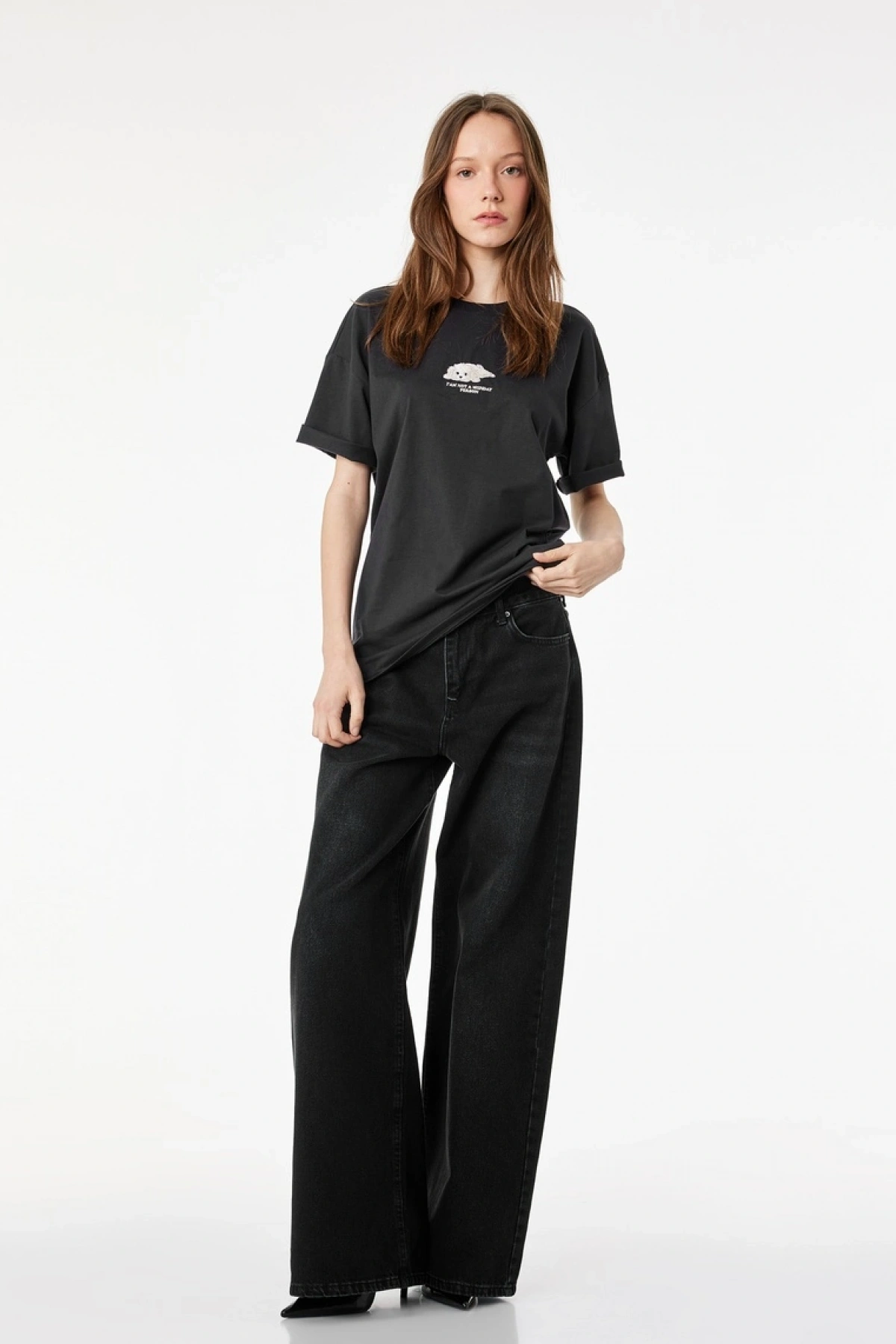 Rahat Kalıp Kısa Kollu Pamuklu Bisiklet Yaka Nakışlı Tişört