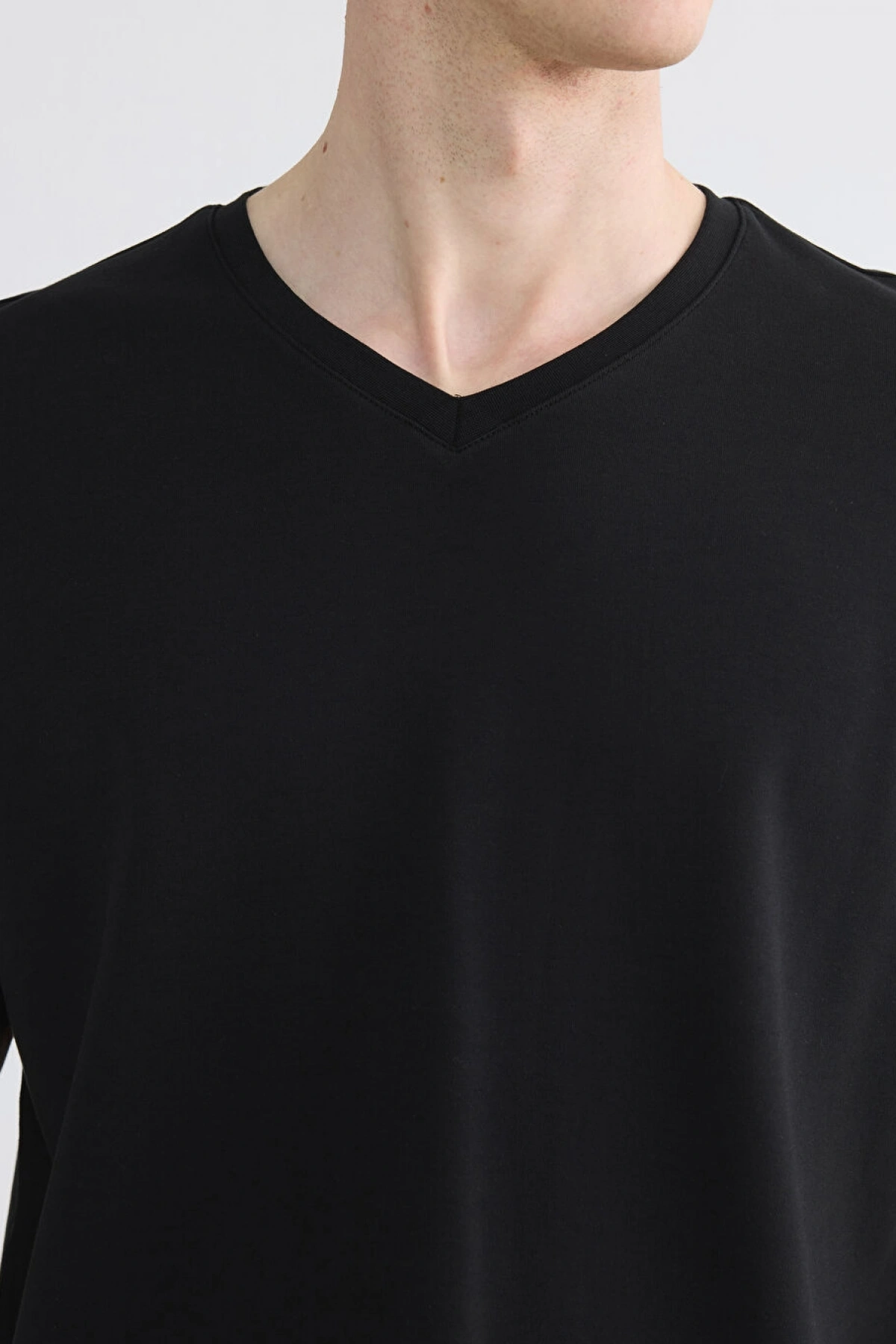 LCWAIKIKI Classic Siyah V Yaka Erkek Tişört