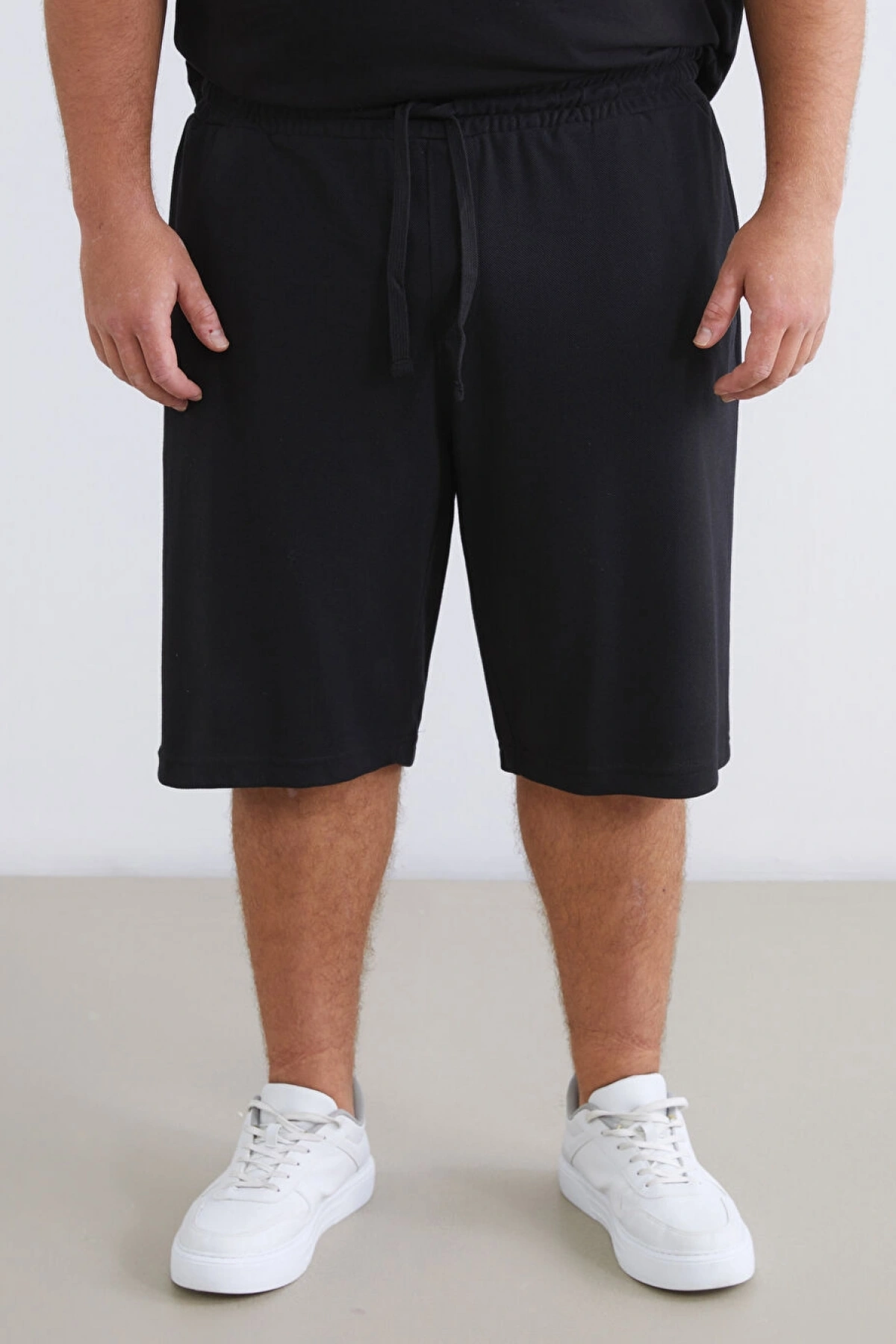 LCWAIKIKI Classic Siyah Standart Kalıp Pike Erkek Şort