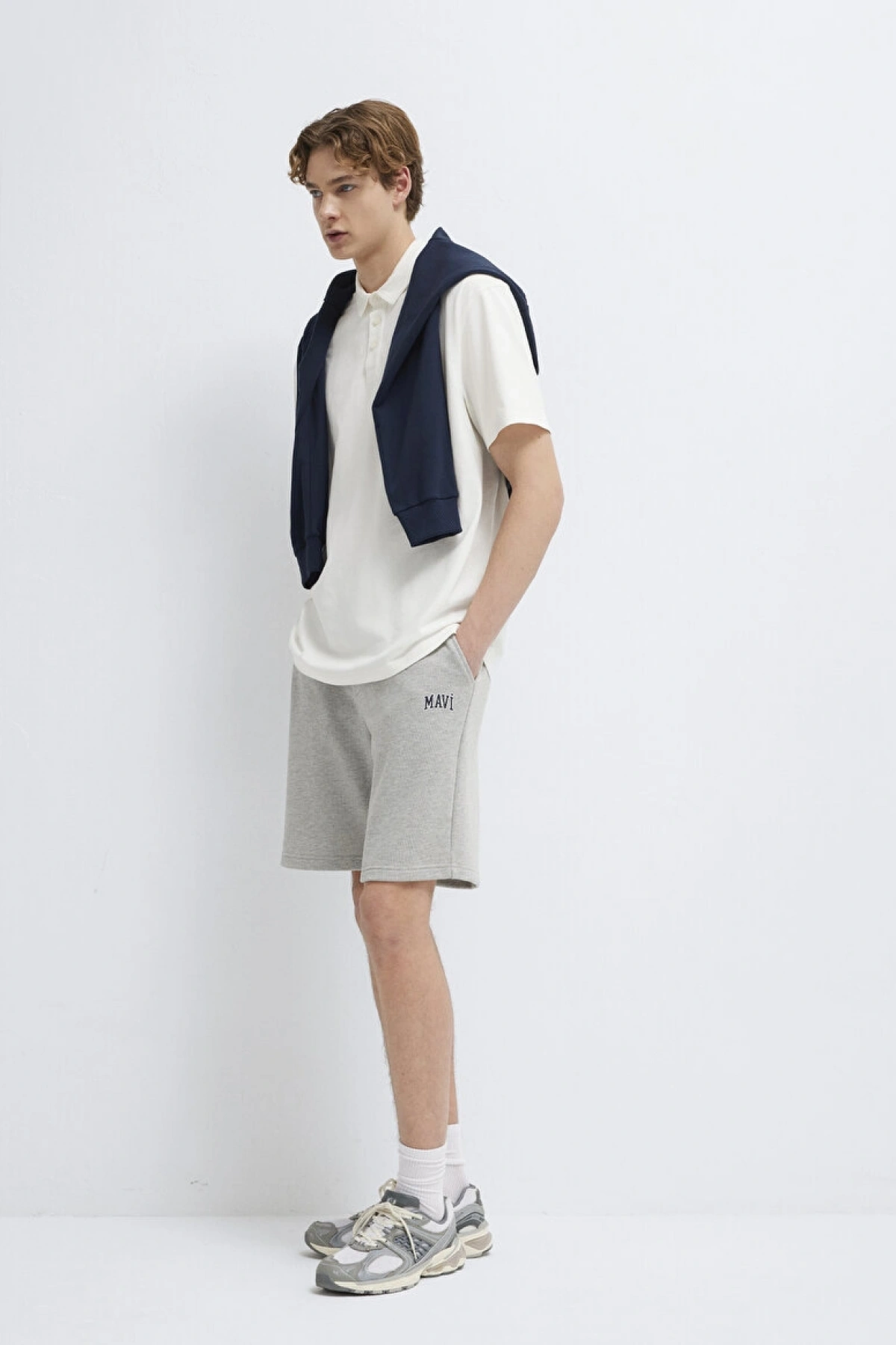 Mavi Logo Baskılı Gri Şort