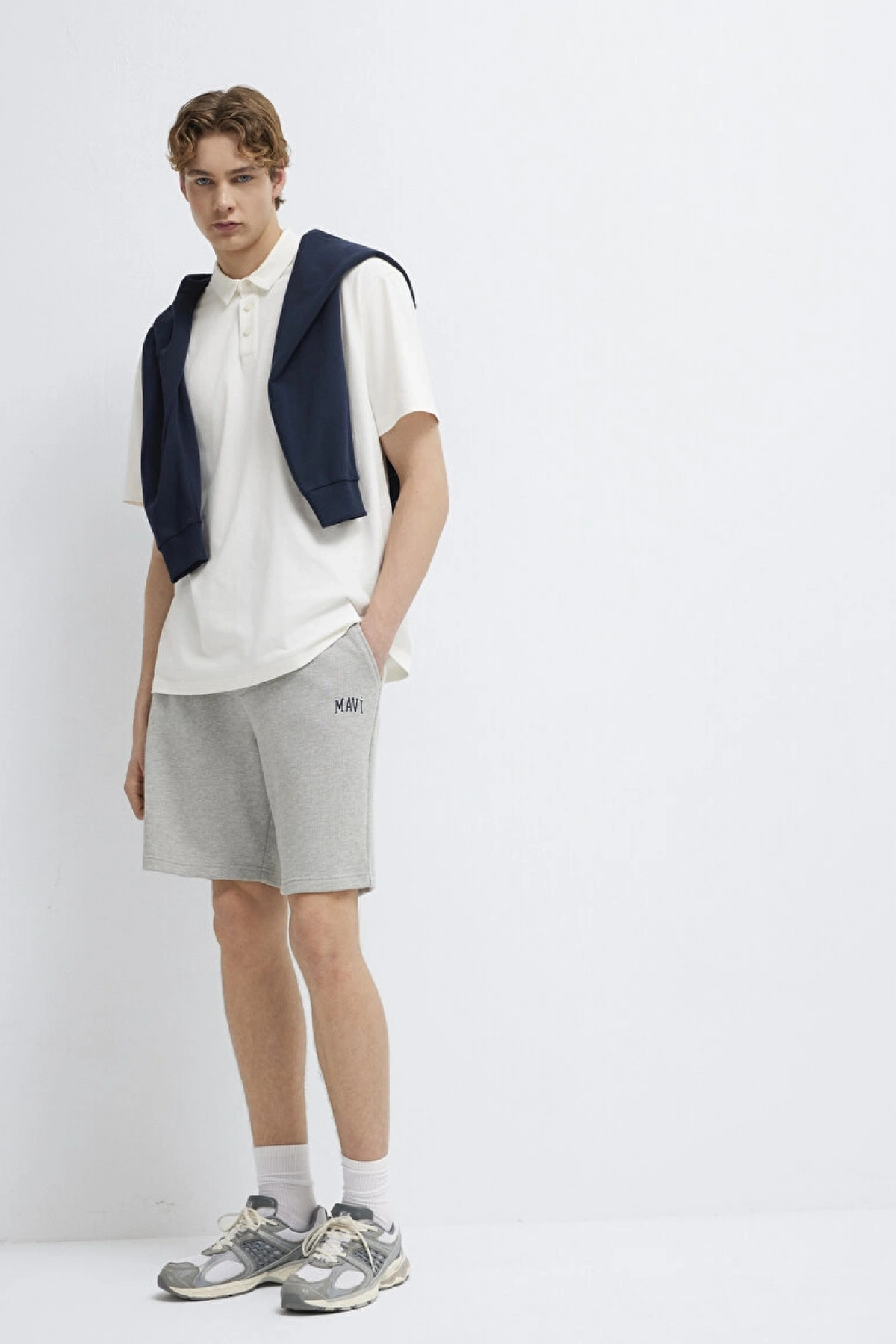 Mavi Logo Baskılı Gri Şort