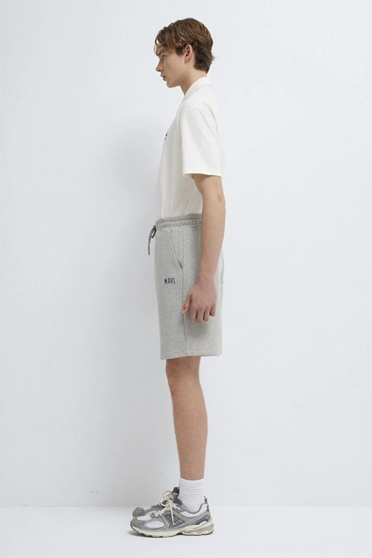 Mavi Logo Baskılı Gri Şort