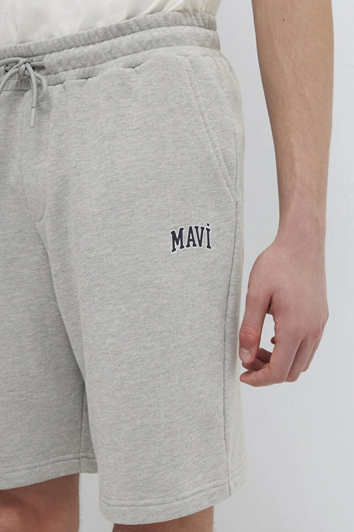 Mavi Logo Baskılı Gri Şort