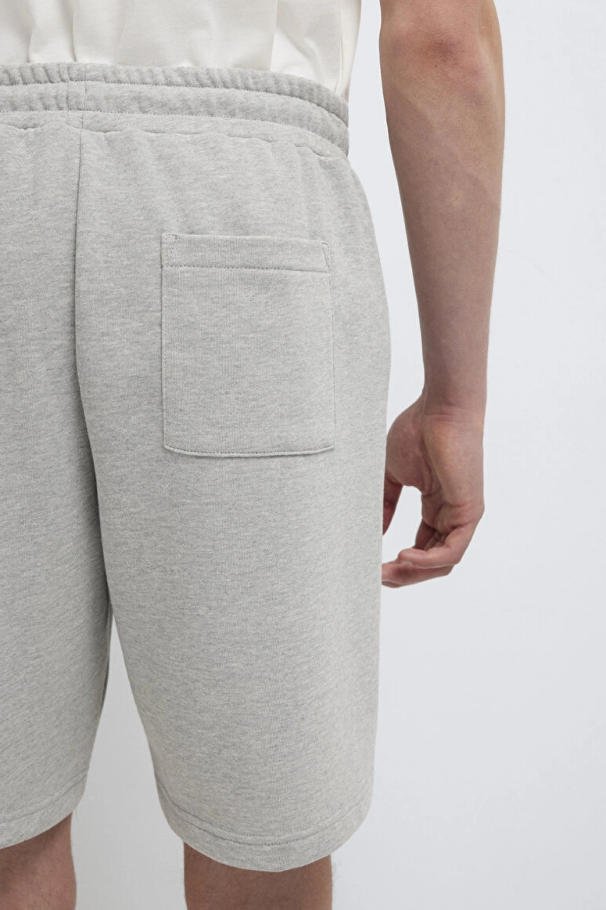 Mavi Logo Baskılı Gri Şort