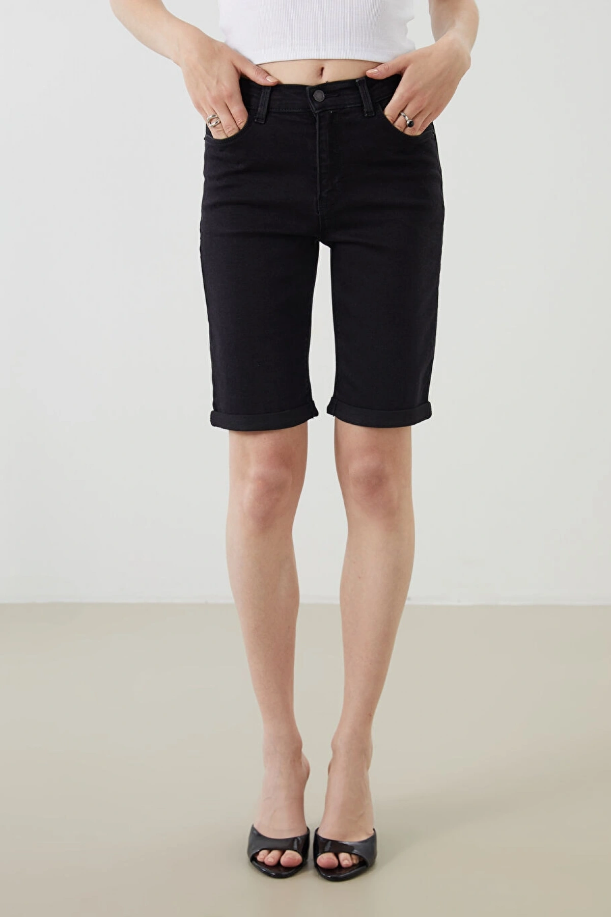 LCW Jeans Siyah Dar Fit Kadın Jean Şort