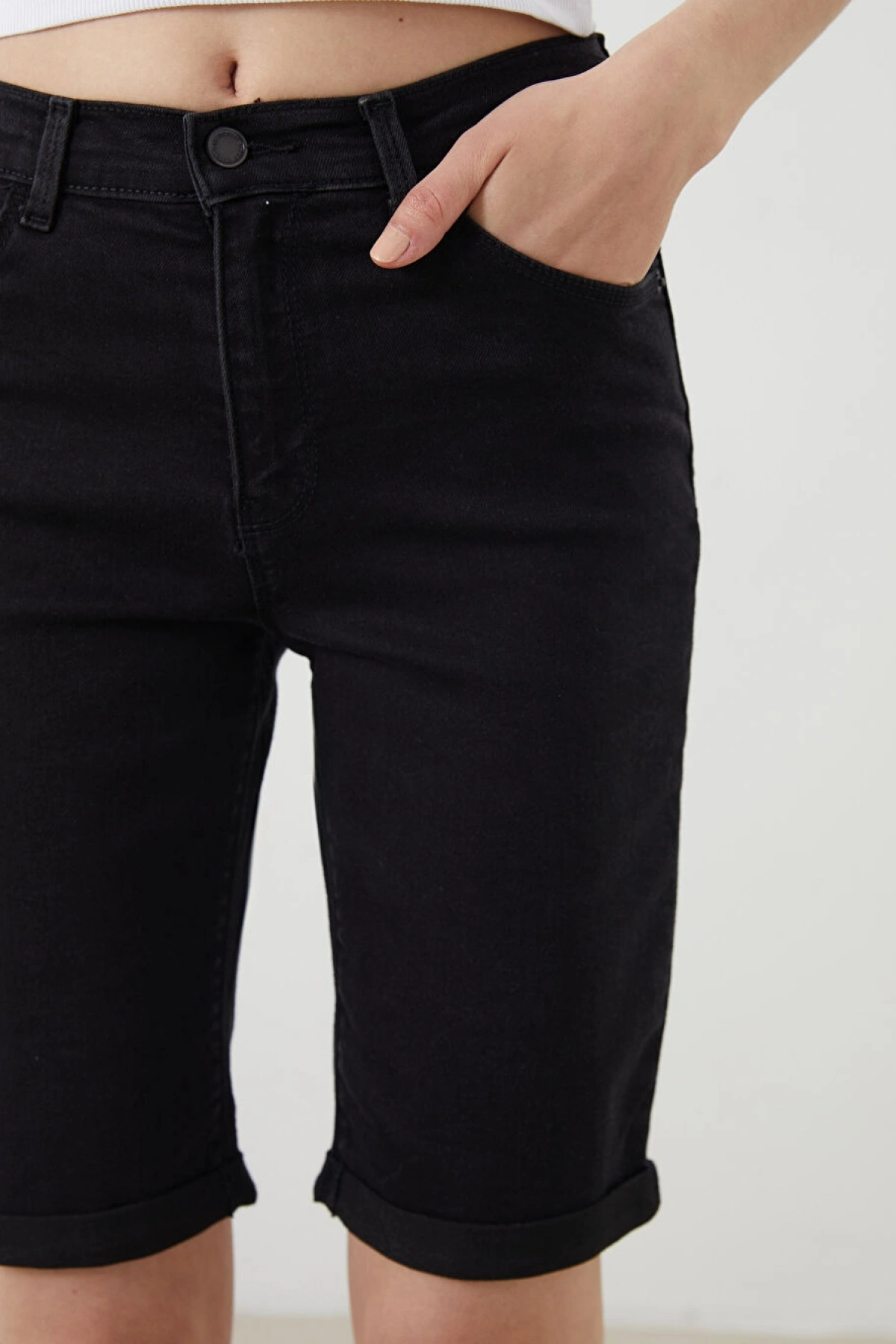 LCW Jeans Siyah Dar Fit Kadın Jean Şort