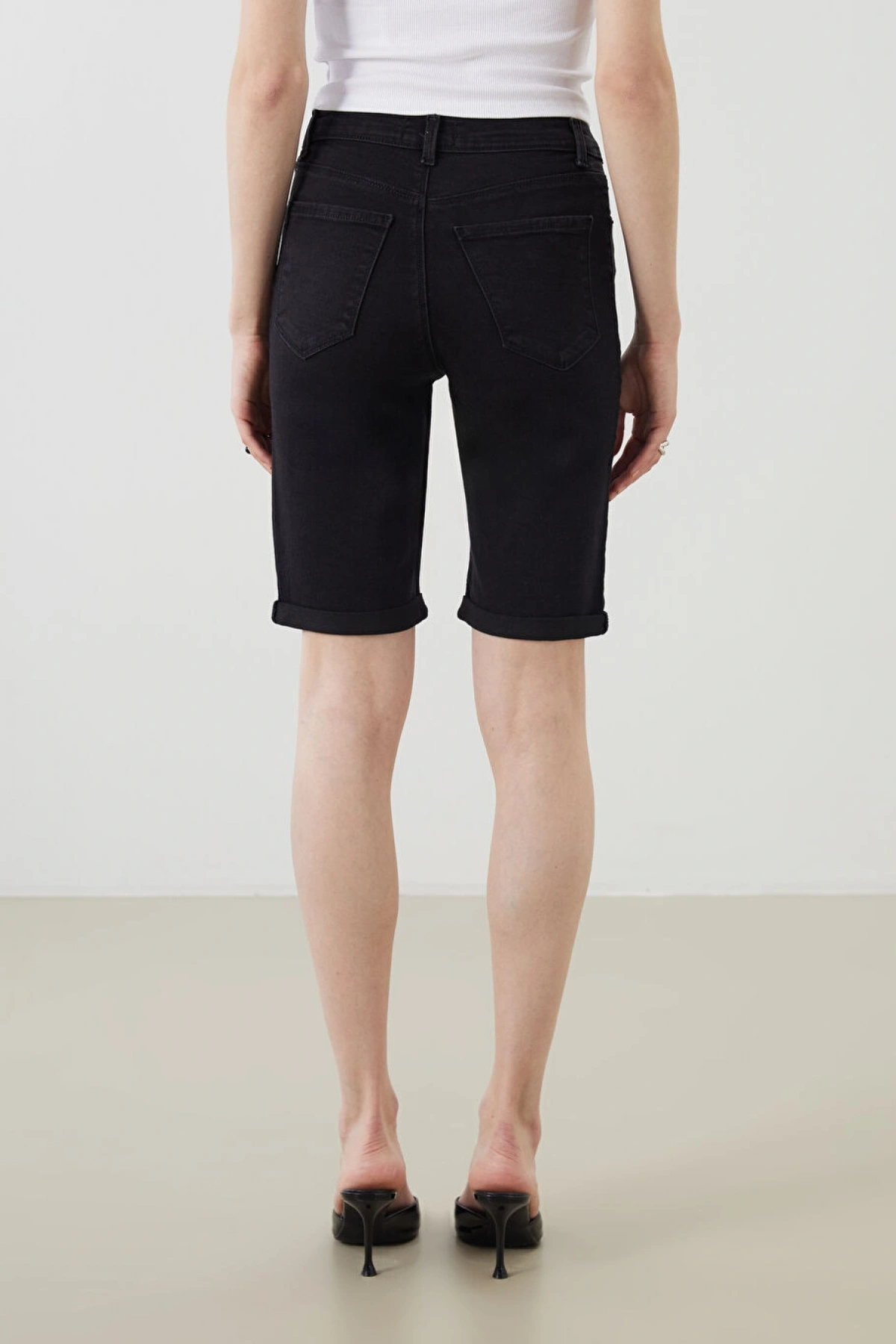 LCW Jeans Siyah Dar Fit Kadın Jean Şort