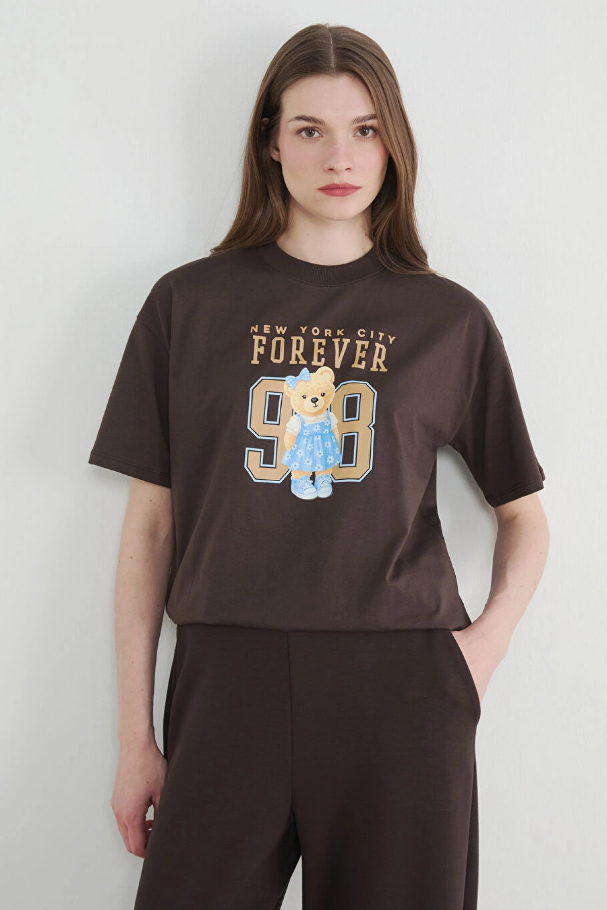 LCW Modest Kahverengi Bisiklet Yaka New York Baskılı Kadın Tişört