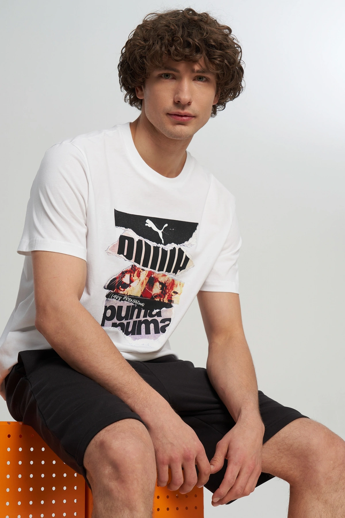 PUMA marka, %100 pamuktan üretilmiş, erkekler için spor tarzı, grafik baskılı tişört.