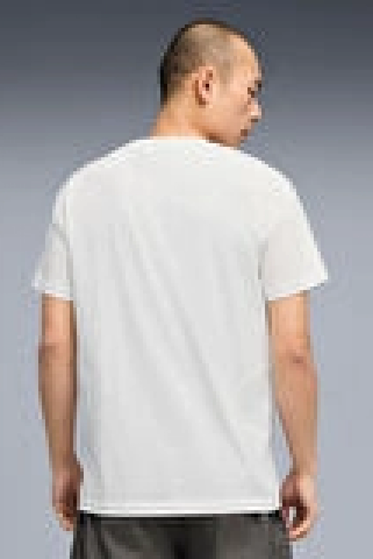 PUMA marka, %100 pamuktan üretilmiş, erkekler için spor tarzı, grafik baskılı tişört.