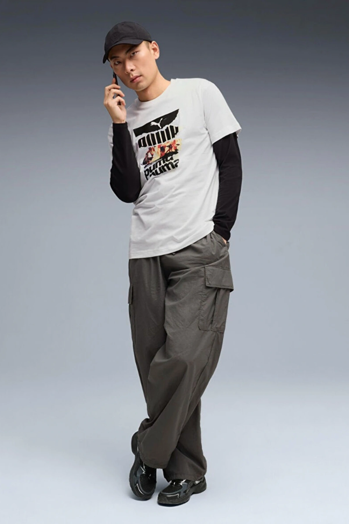 PUMA marka, %100 pamuktan üretilmiş, erkekler için spor tarzı, grafik baskılı tişört.