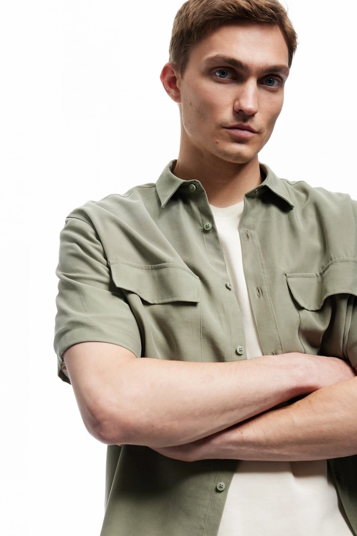 KOTON Düğmeli Klasik Yaka Kapaklı Cep Detaylı Rayon Regular Fit Viskon Kısa Kollu Gömlek