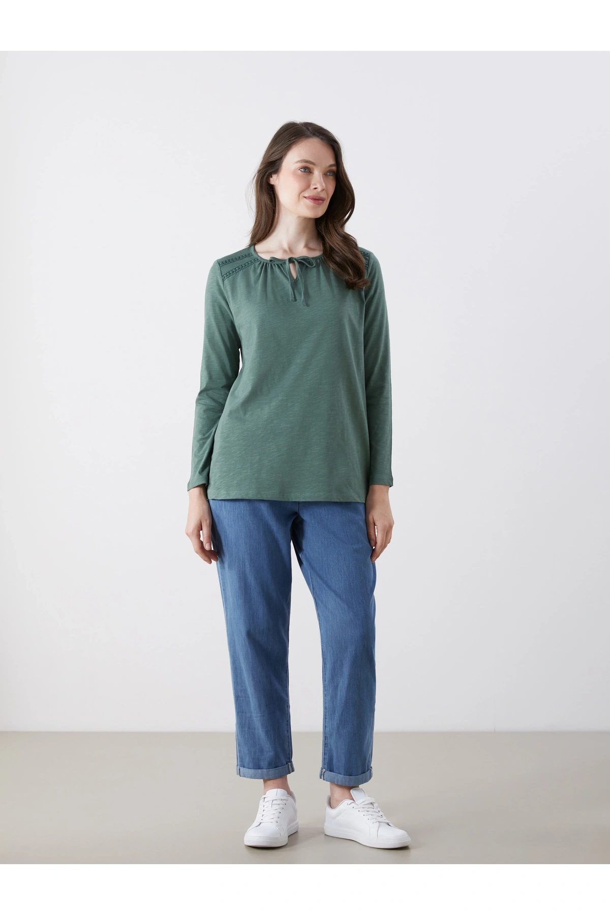 Bağlamalı Yaka Nakışlı Bluz