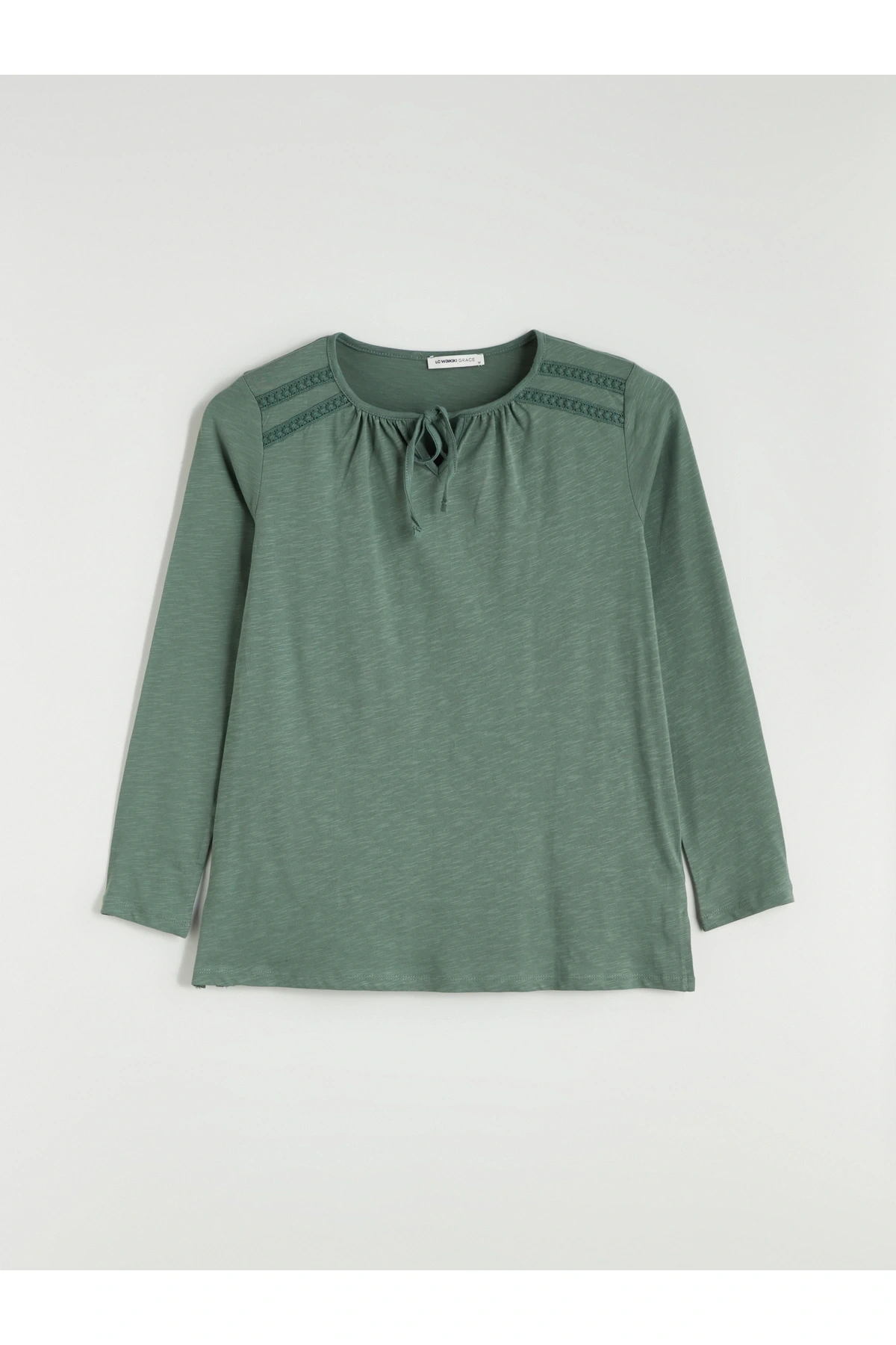 Bağlamalı Yaka Nakışlı Bluz