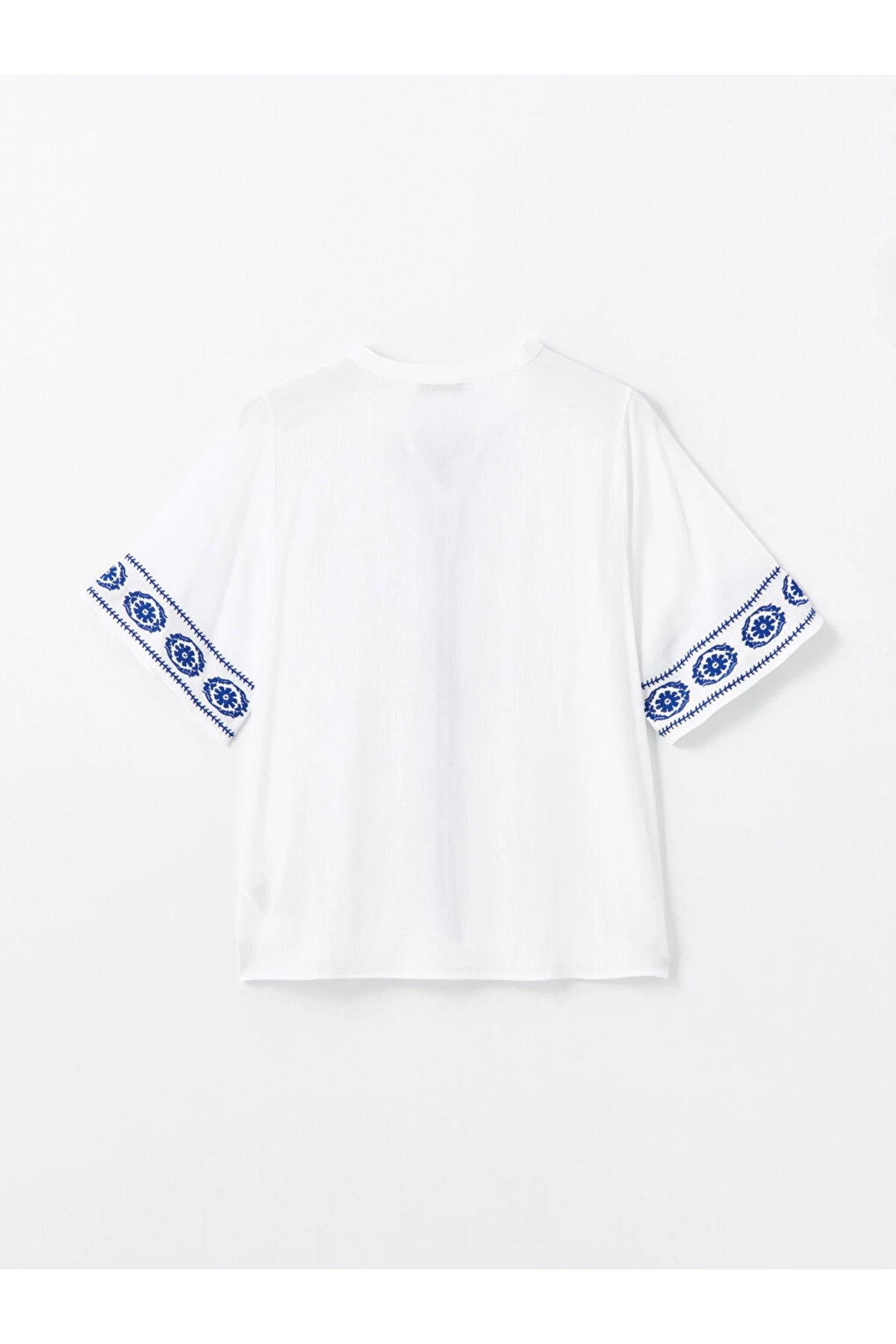 Bağlamalı Yaka Nakışlı Kadın Bluz